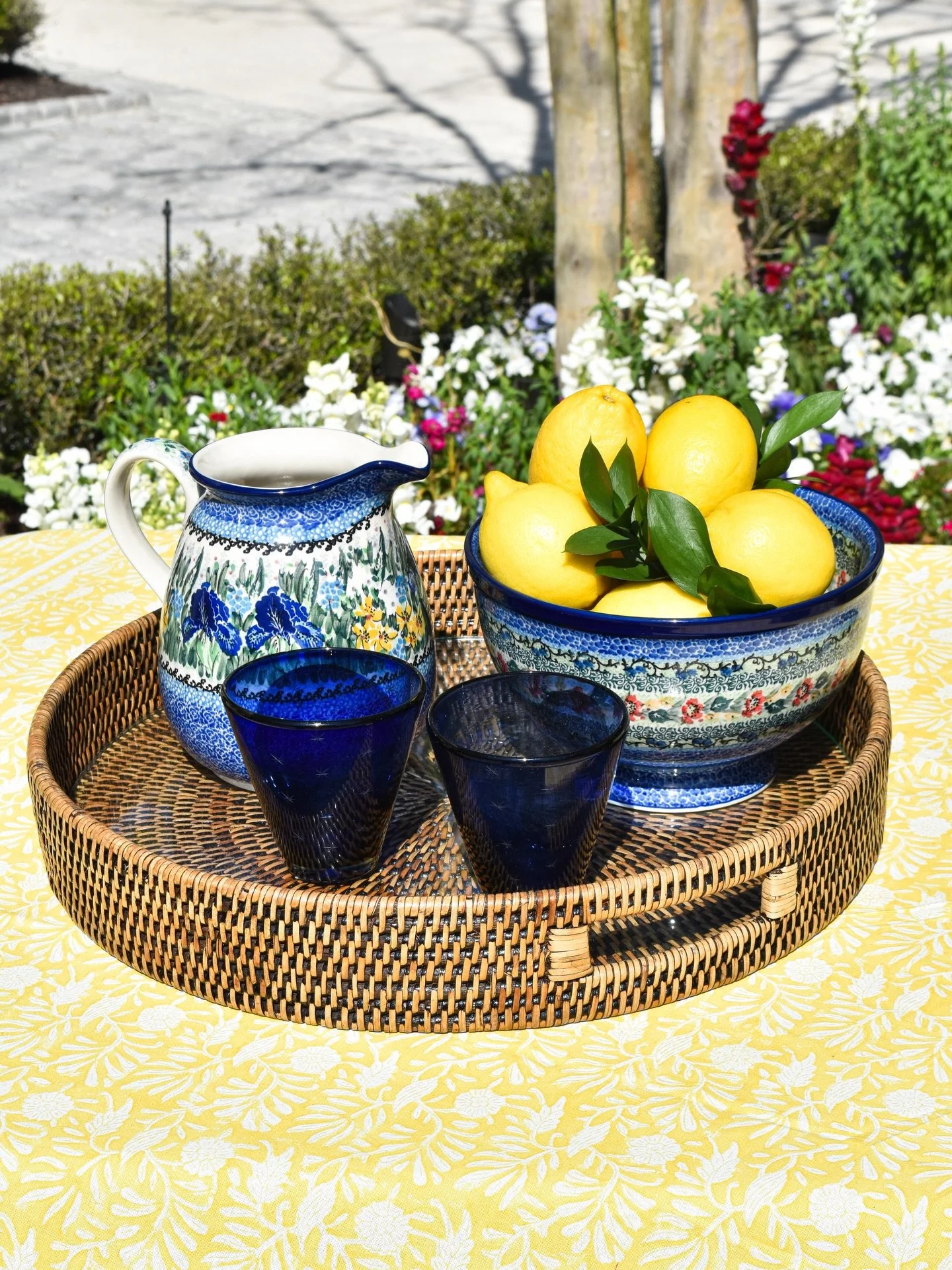 When life gives you lemons, style them. 🍋😉

#springdining #springcolors #polishpottery #lemon