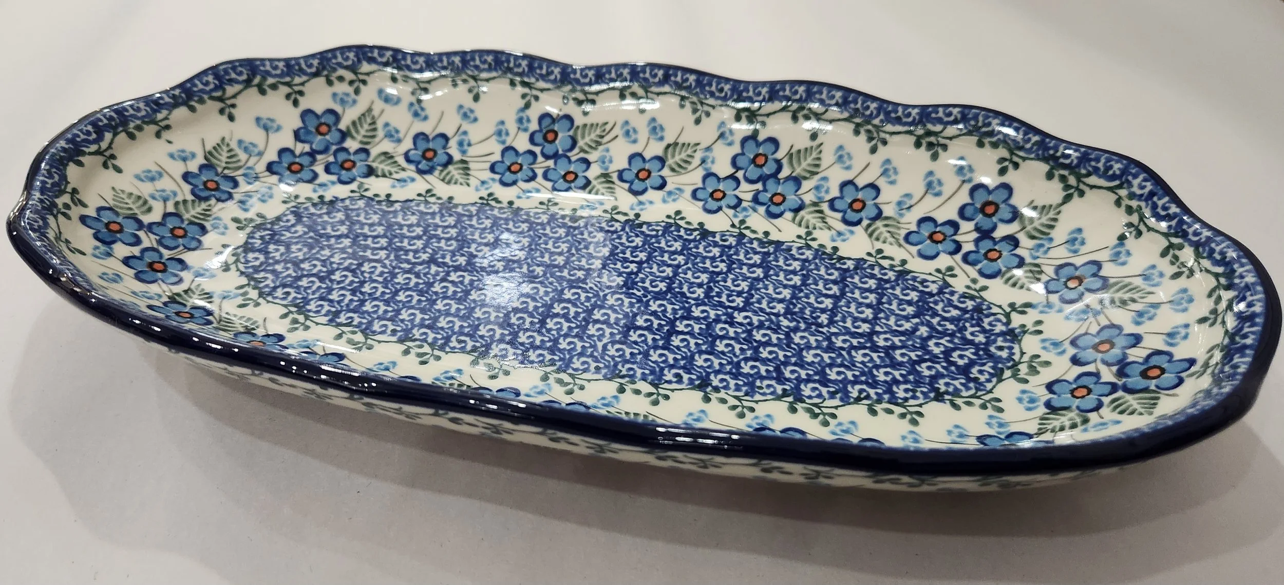 Scalloped oval tray 12x6 1537430.jpg