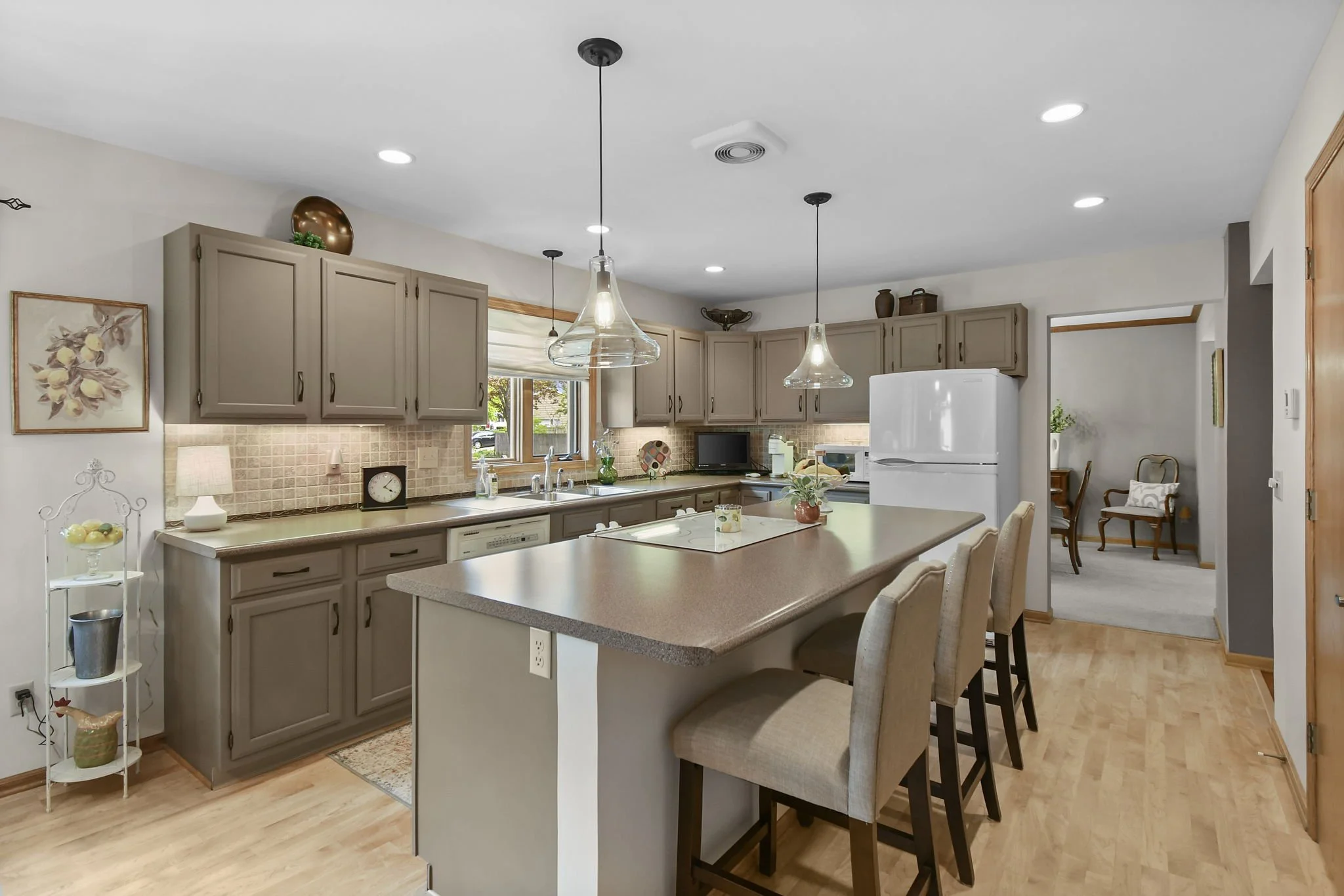 16-web-or-mls-113-coach-house-dr.jpg