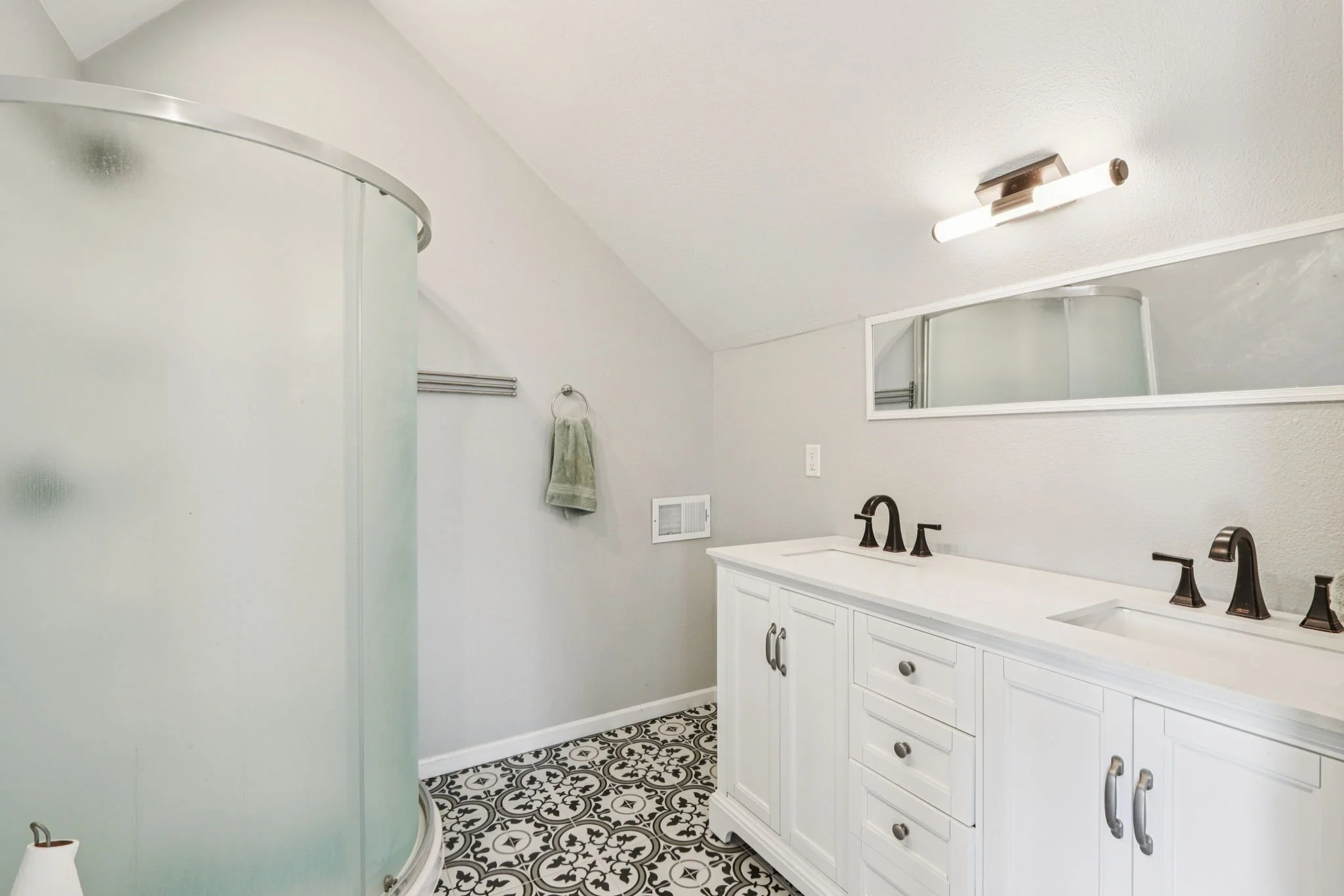 38-web-or-mls-W Greenfield Ave-S1111-038.jpg