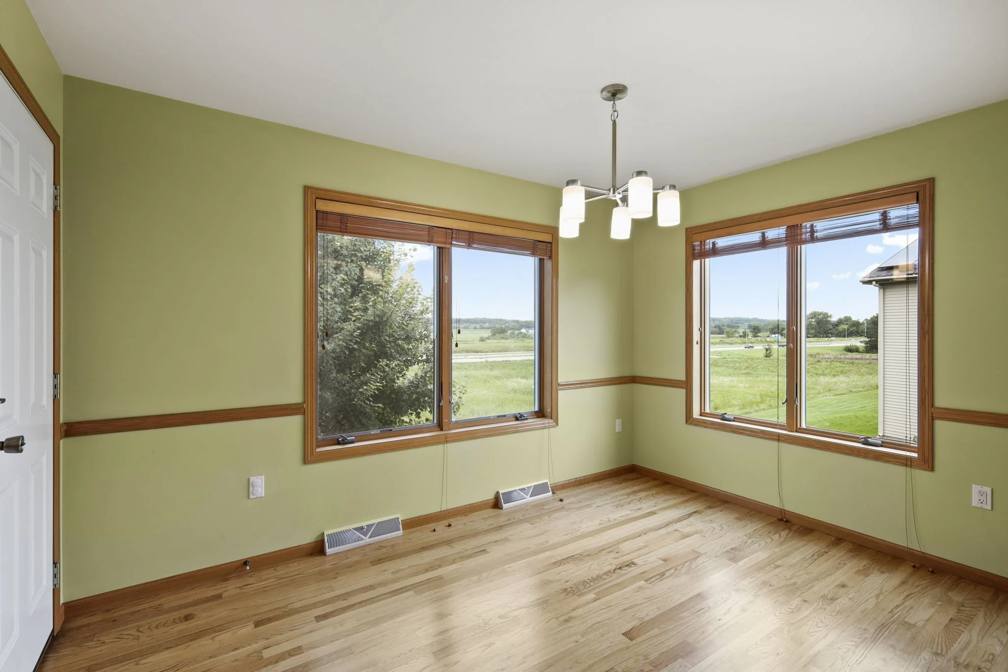 12-web-or-mls-402-matterhorn-dr.jpg