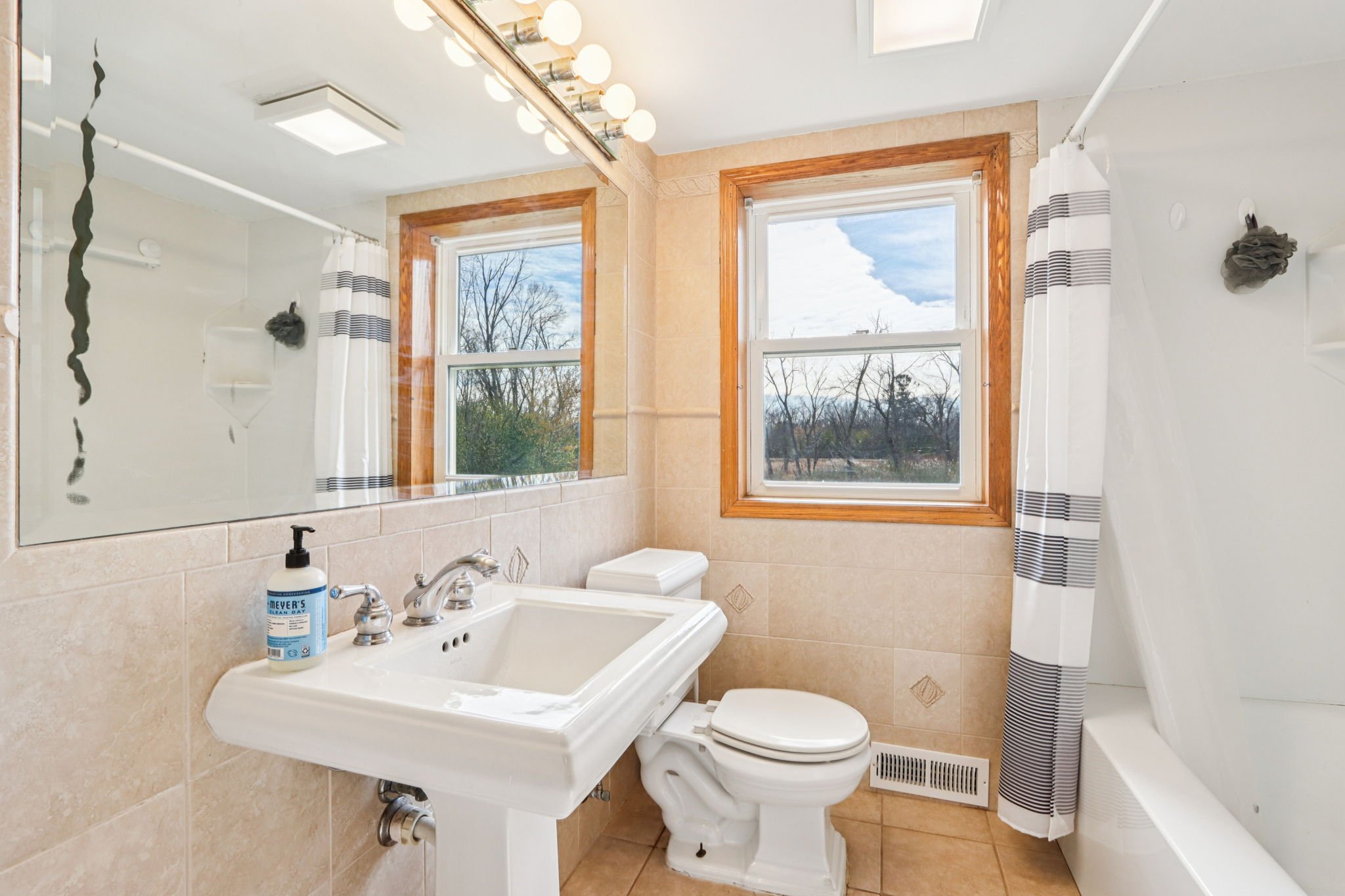 27-web-or-mls-W Greenfield Ave-S1111-027.jpg