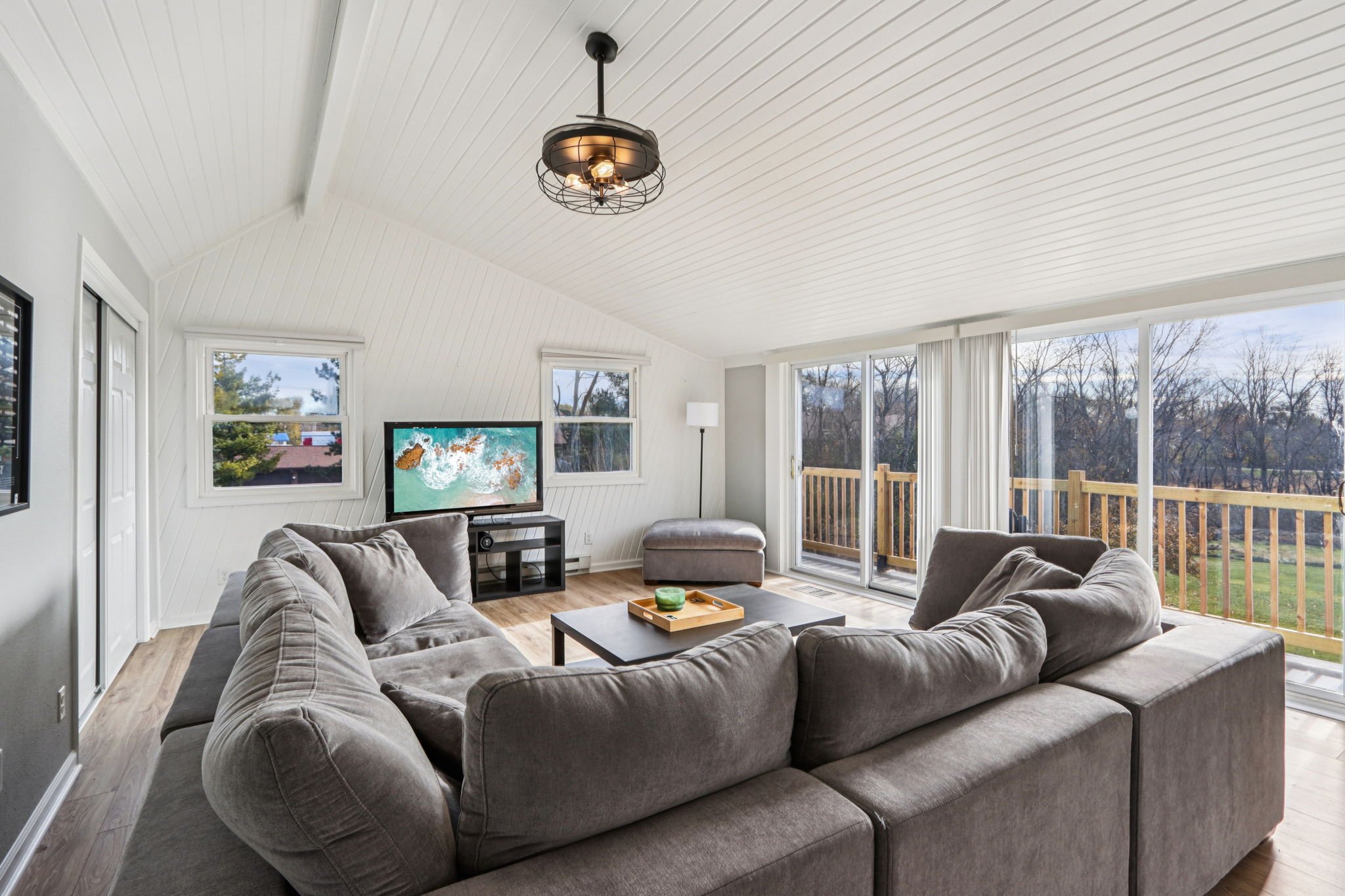 35-web-or-mls-W Greenfield Ave-S1111-035.jpg