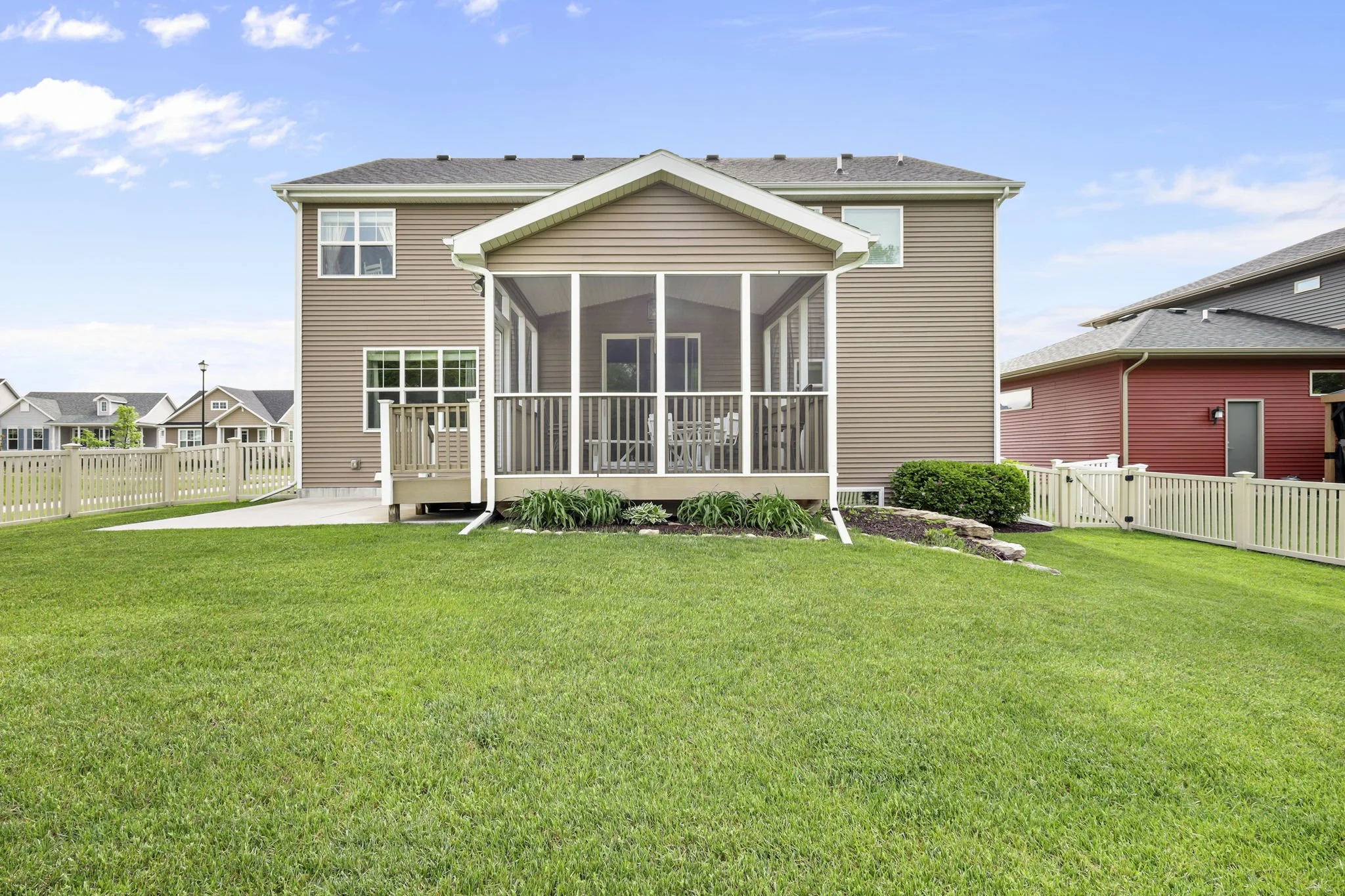 5-web-or-mls-1232-twisted-branch-way.jpg