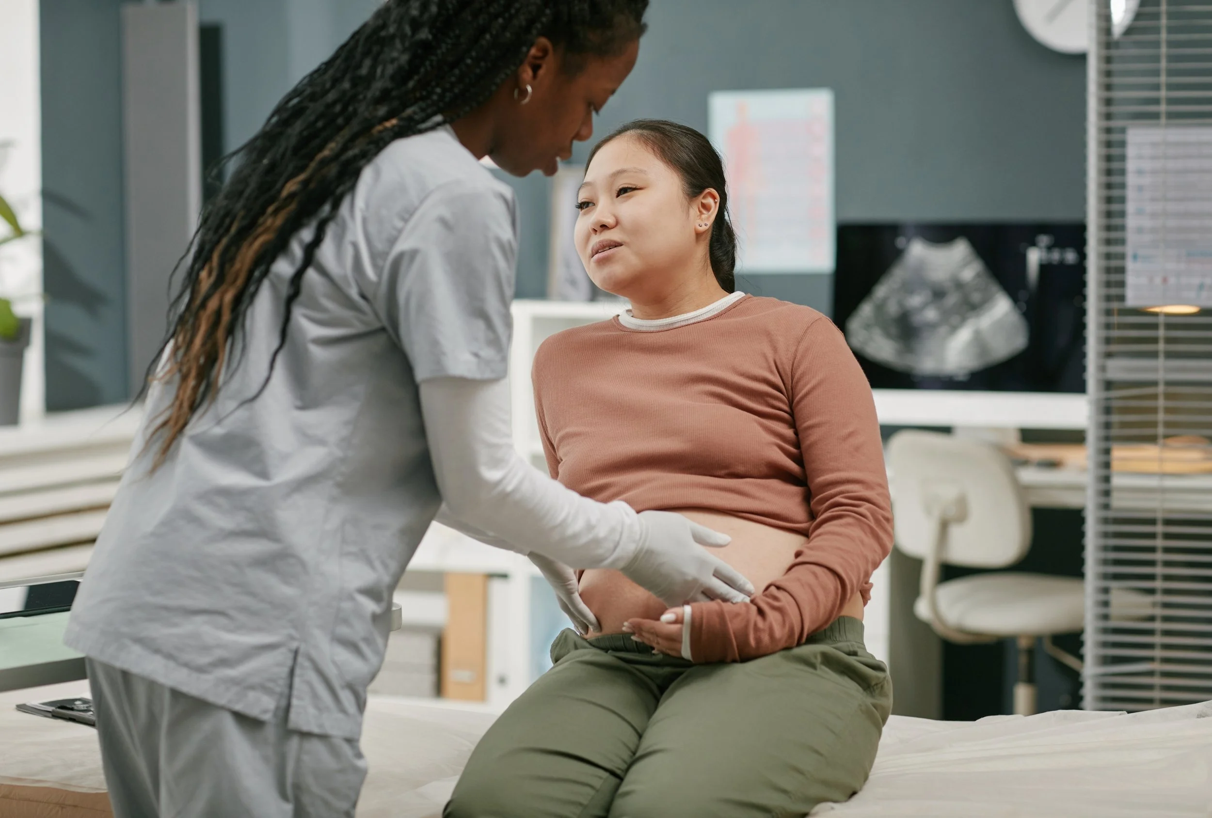 When Should You See a Fertility Specialist? A Clear Timeline by Age