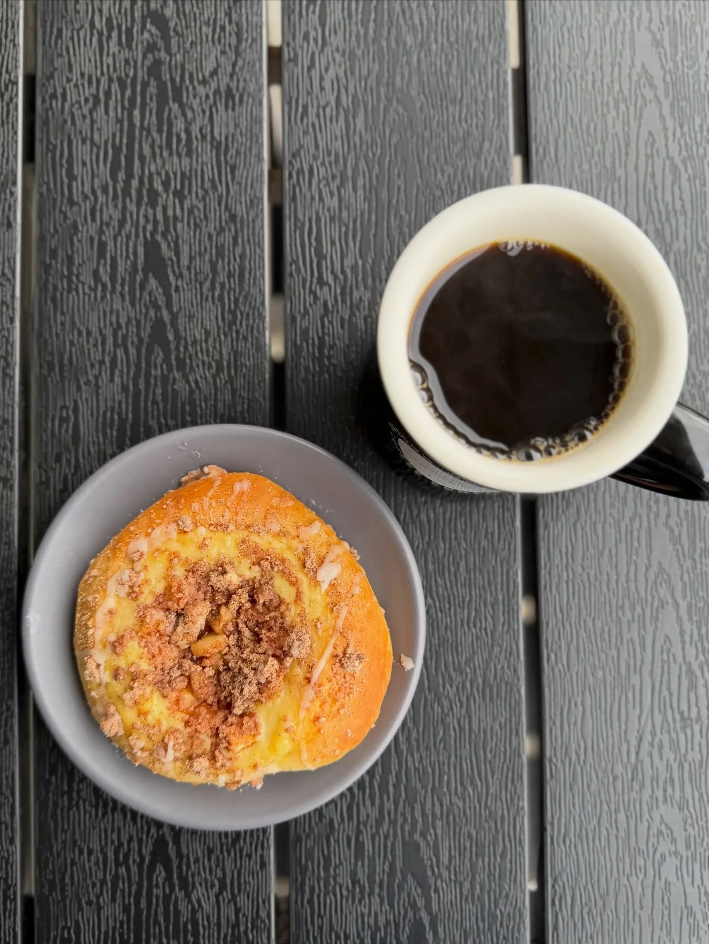 *NEW ITEM*
Start your day with our Oregon Apple Bun, loaded with organic apples and subtle lemon custard in a soft brioche roll. Enjoy it with our specialty Antigua coffee, roasted to a perfect medium roast. Great for a winter morning combo!

#knowyo