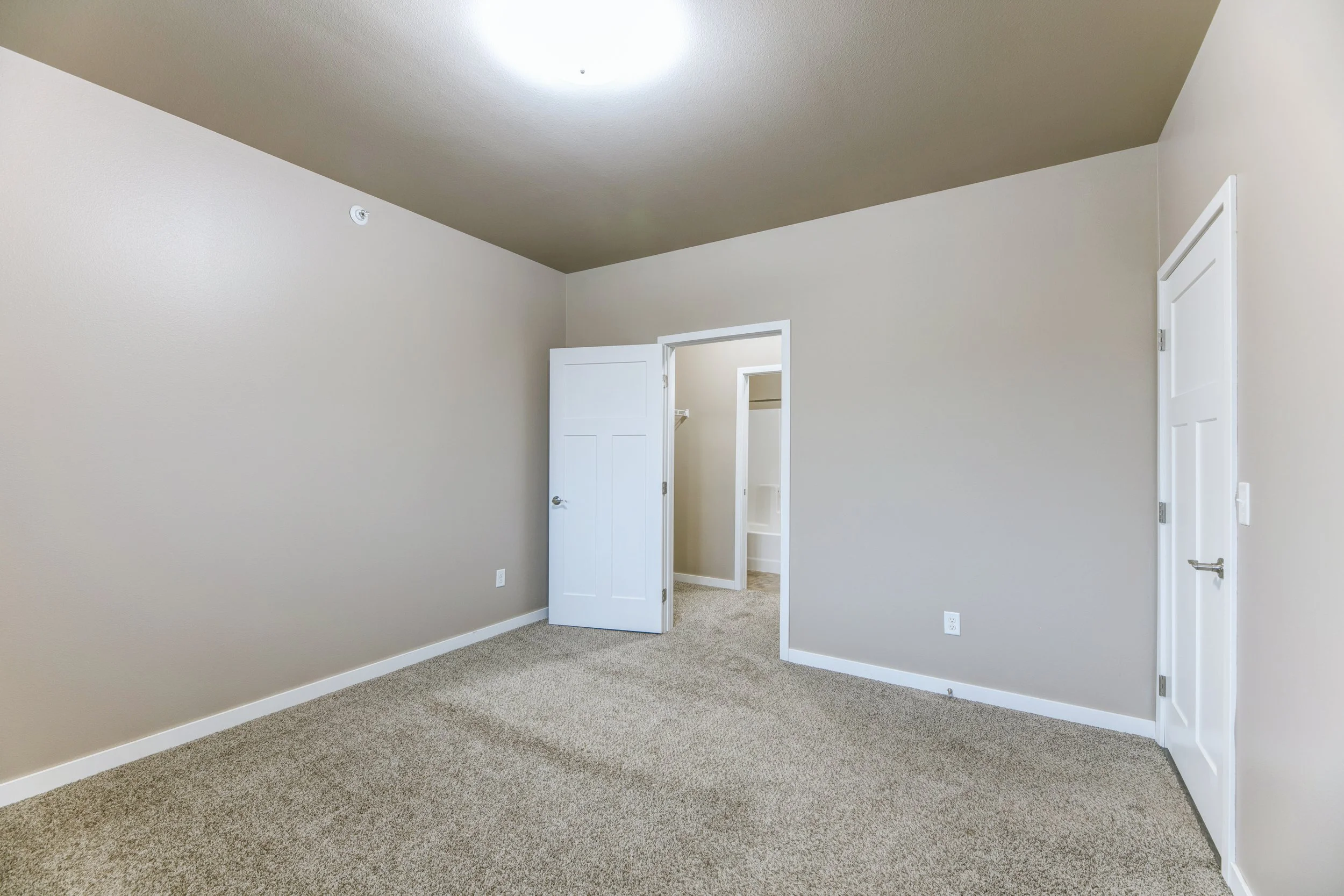 100060073_hdp_pinecrest_flpn2_bed2.jpg