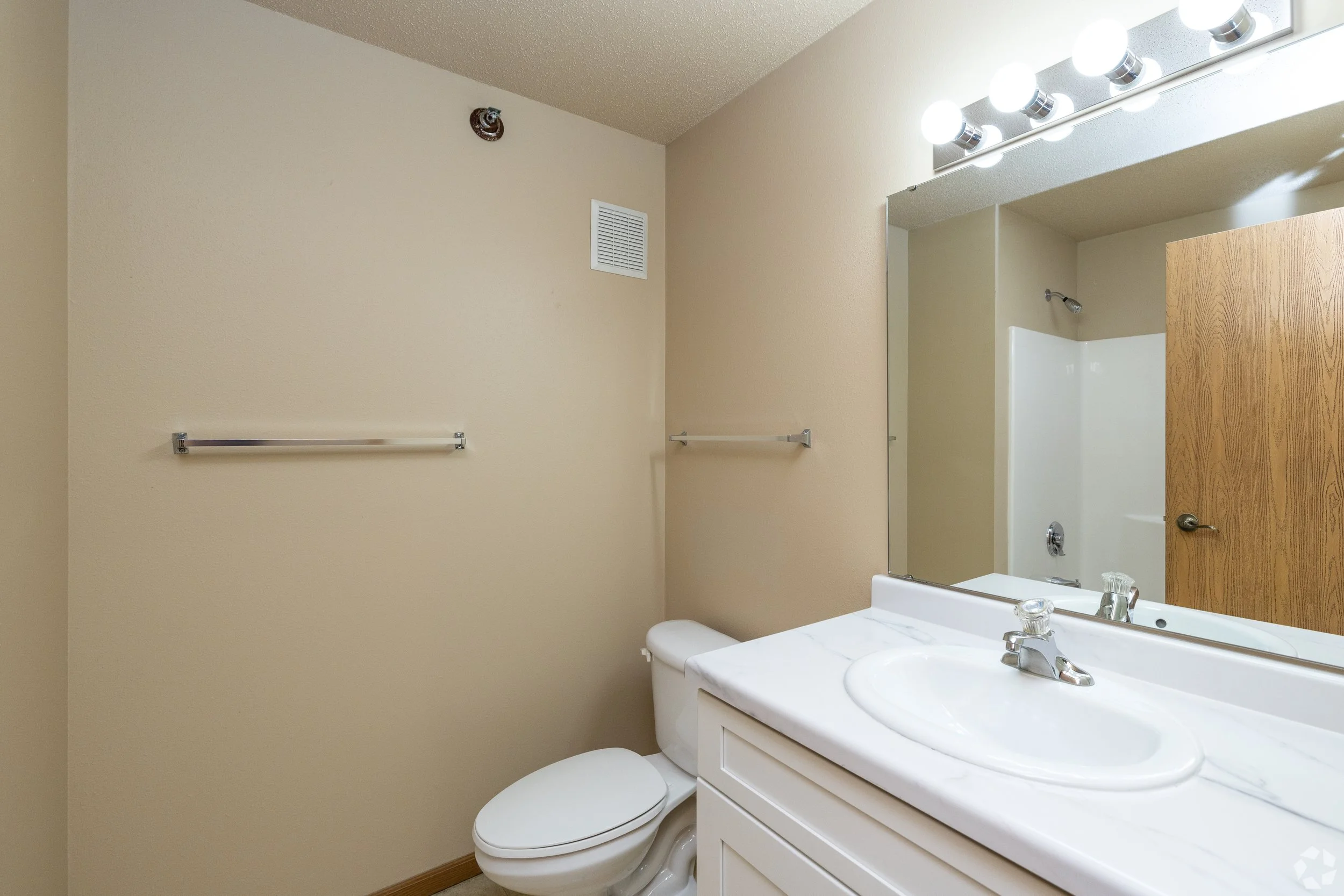 Eagle-Lake-Apartments_007.jpg