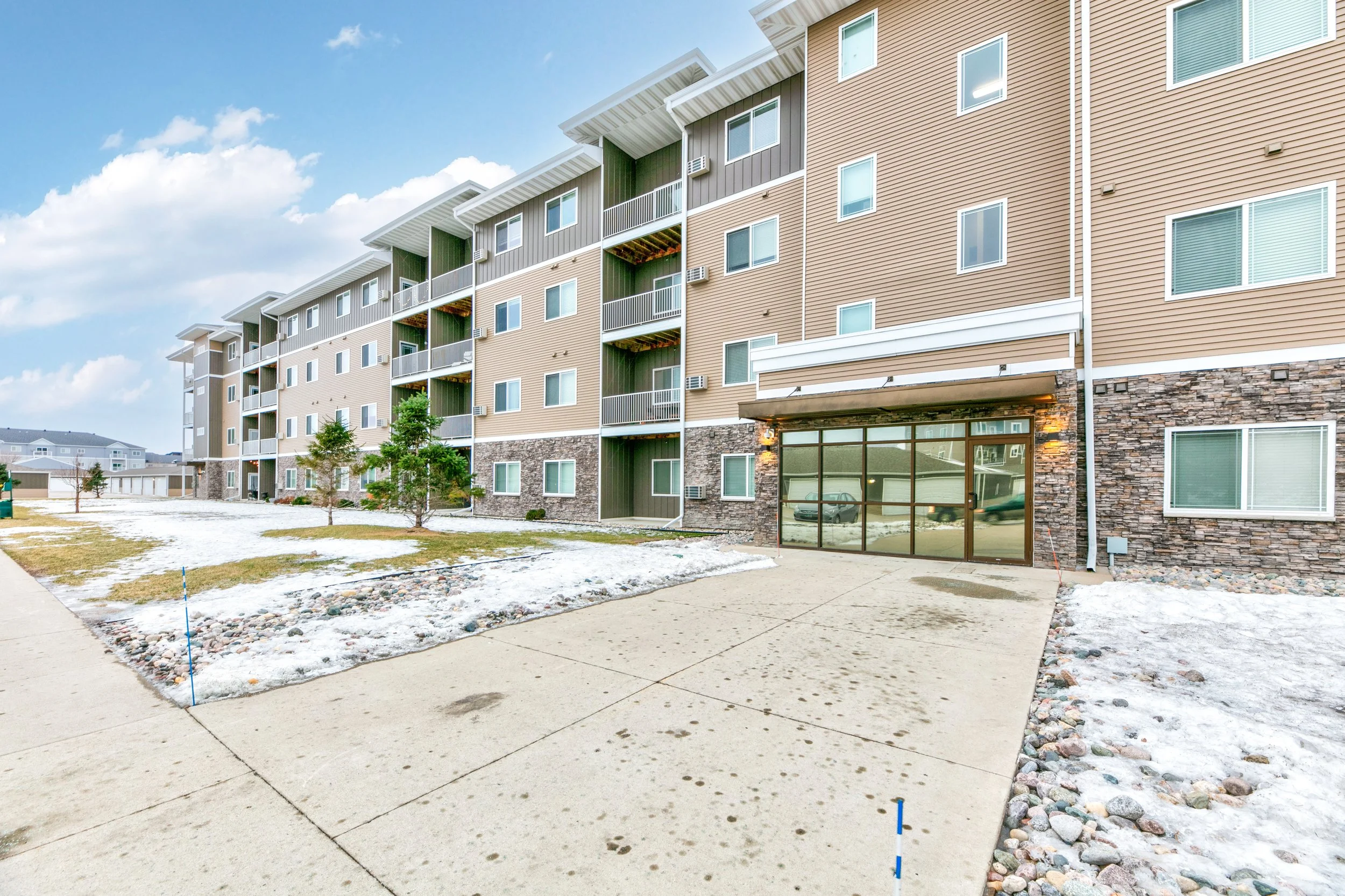 100060073_hdp_pinecrest_ext_bldg1.jpg