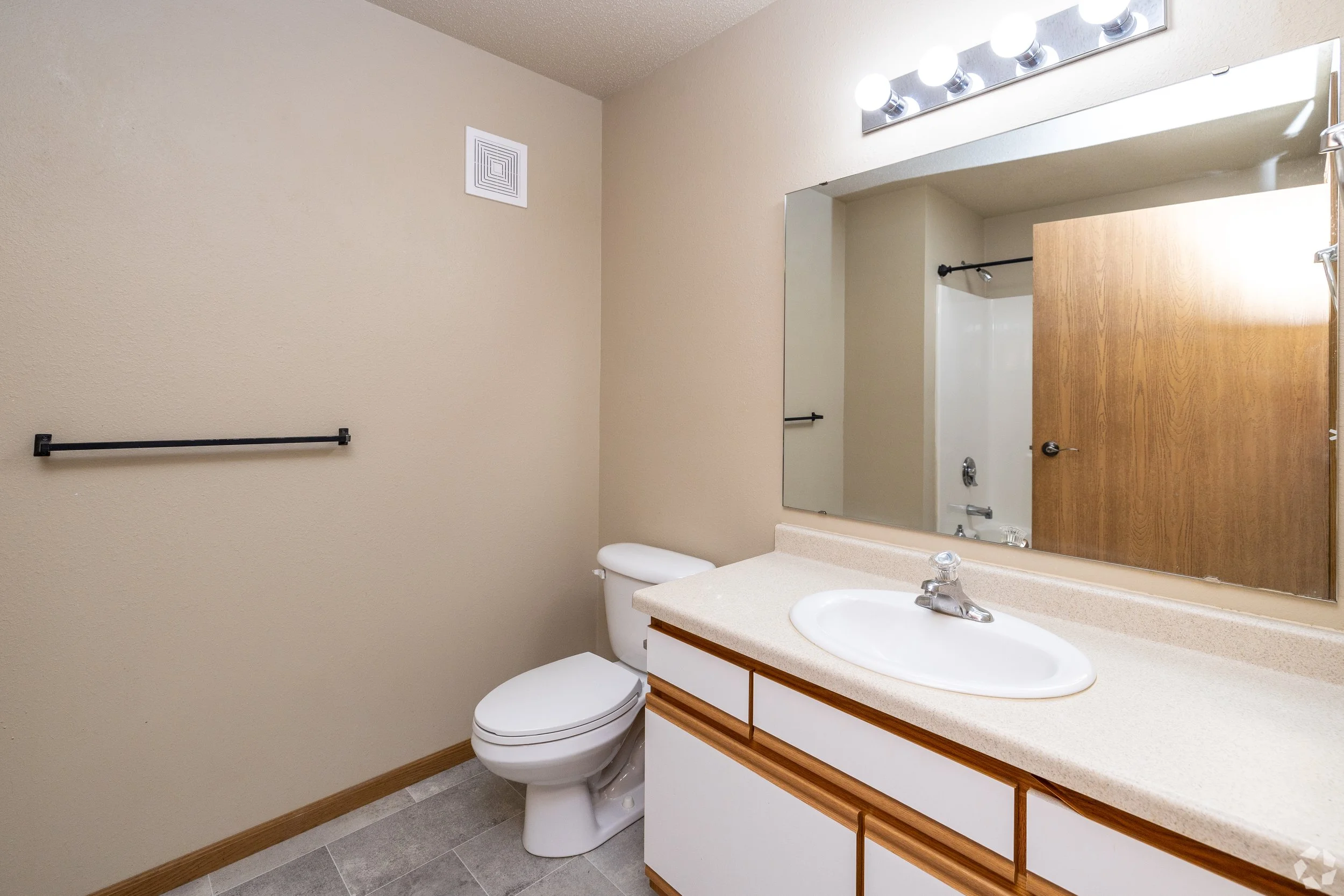 Eagle-Lake-Apartments_010.jpg
