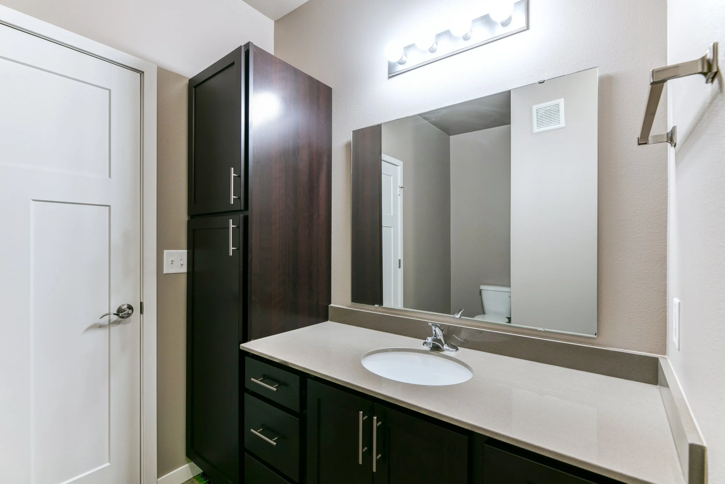 100060073_hdp_pinecrest_flpn3_bth1.jpg