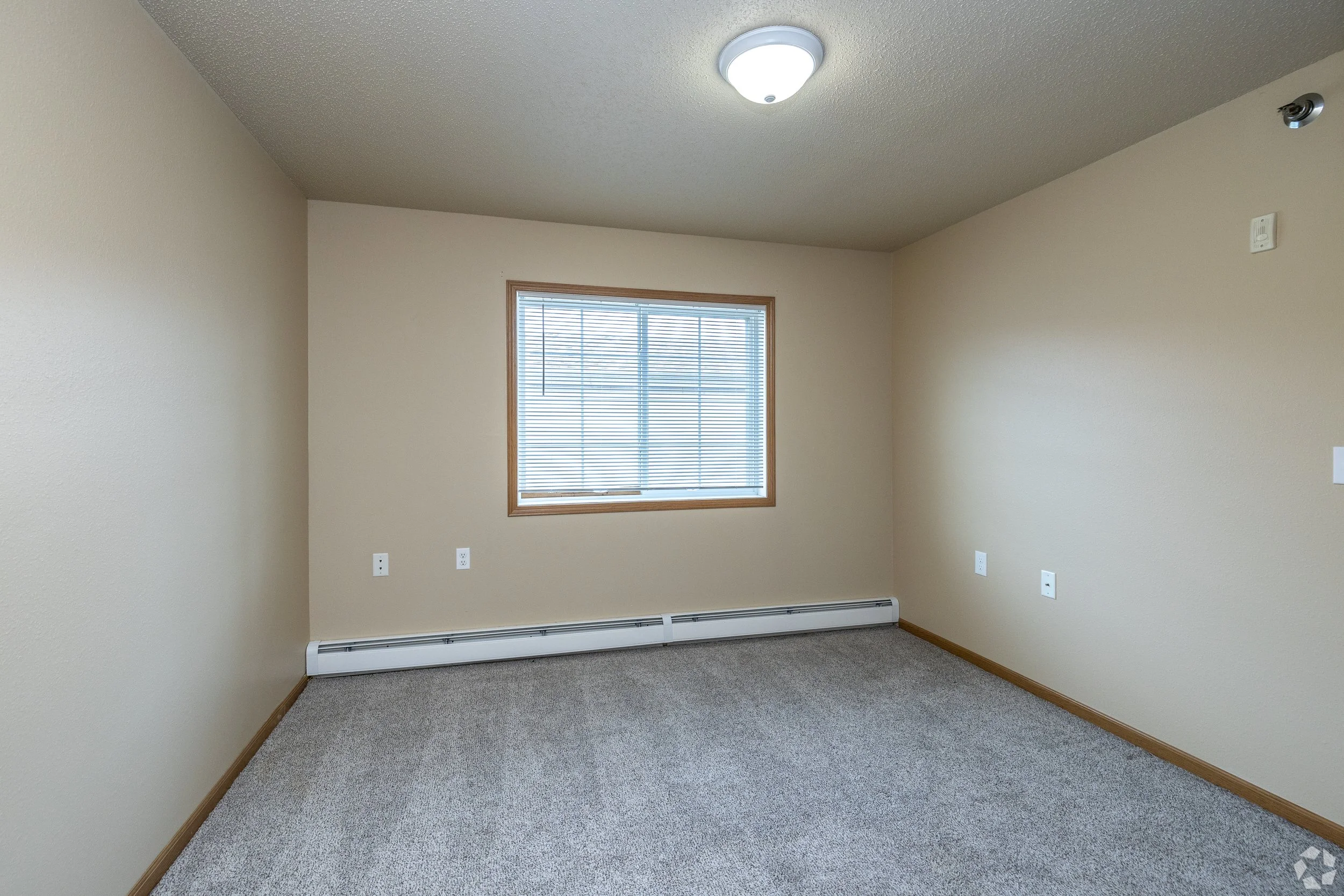 Eagle-Lake-Apartments_002.jpg