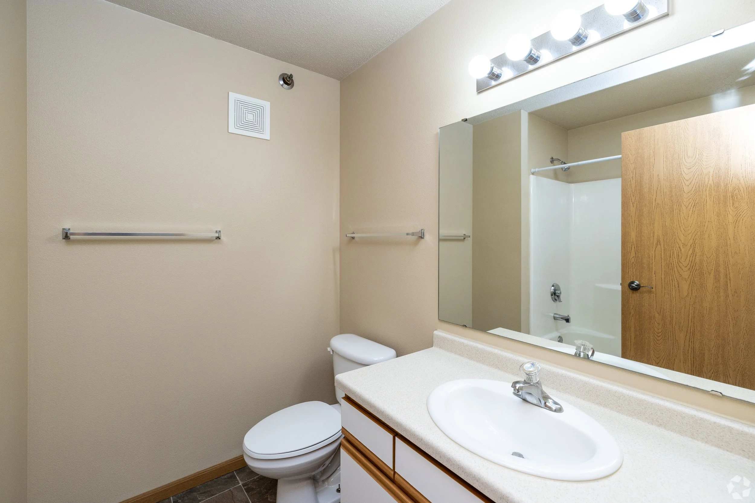 Eagle-Lake-Apartments_006.jpg