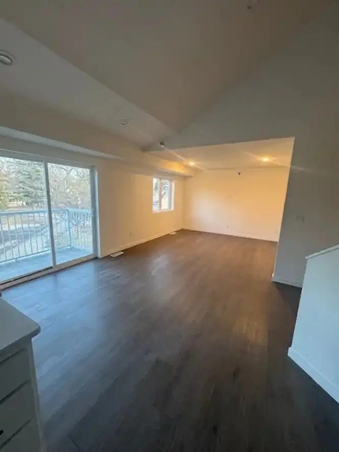 m_3bed_livingroom.jpg