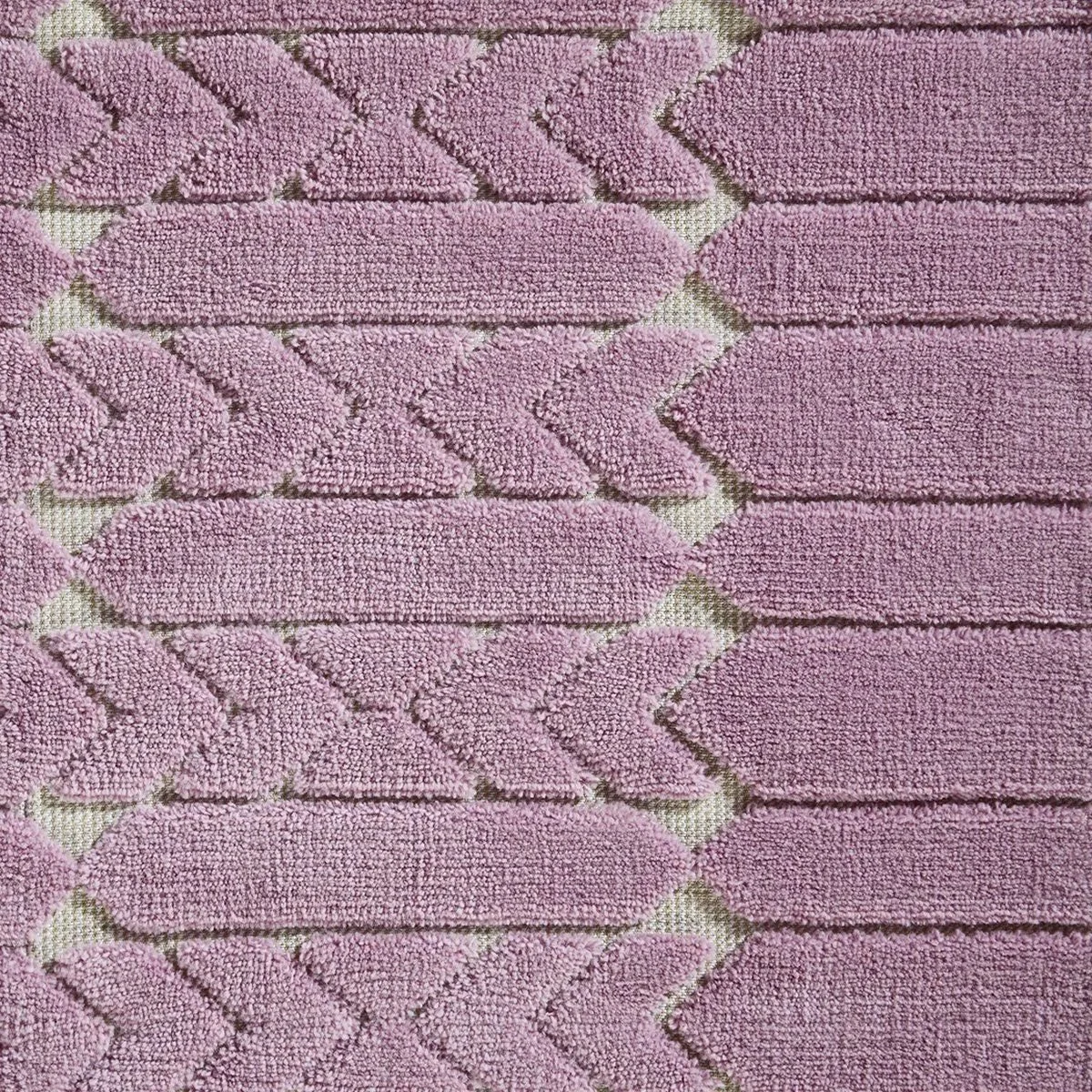 Tapis tissé cantre contemporain et géométrique à moyens motifs  losanges  de la collection Jardin Intérieur by India Mahdavi