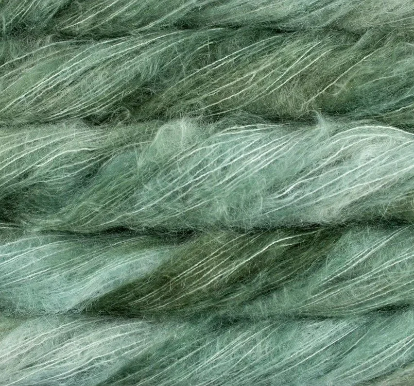 Lähikuva vihreästä monisävyisestä ja pörröisestä langasta.