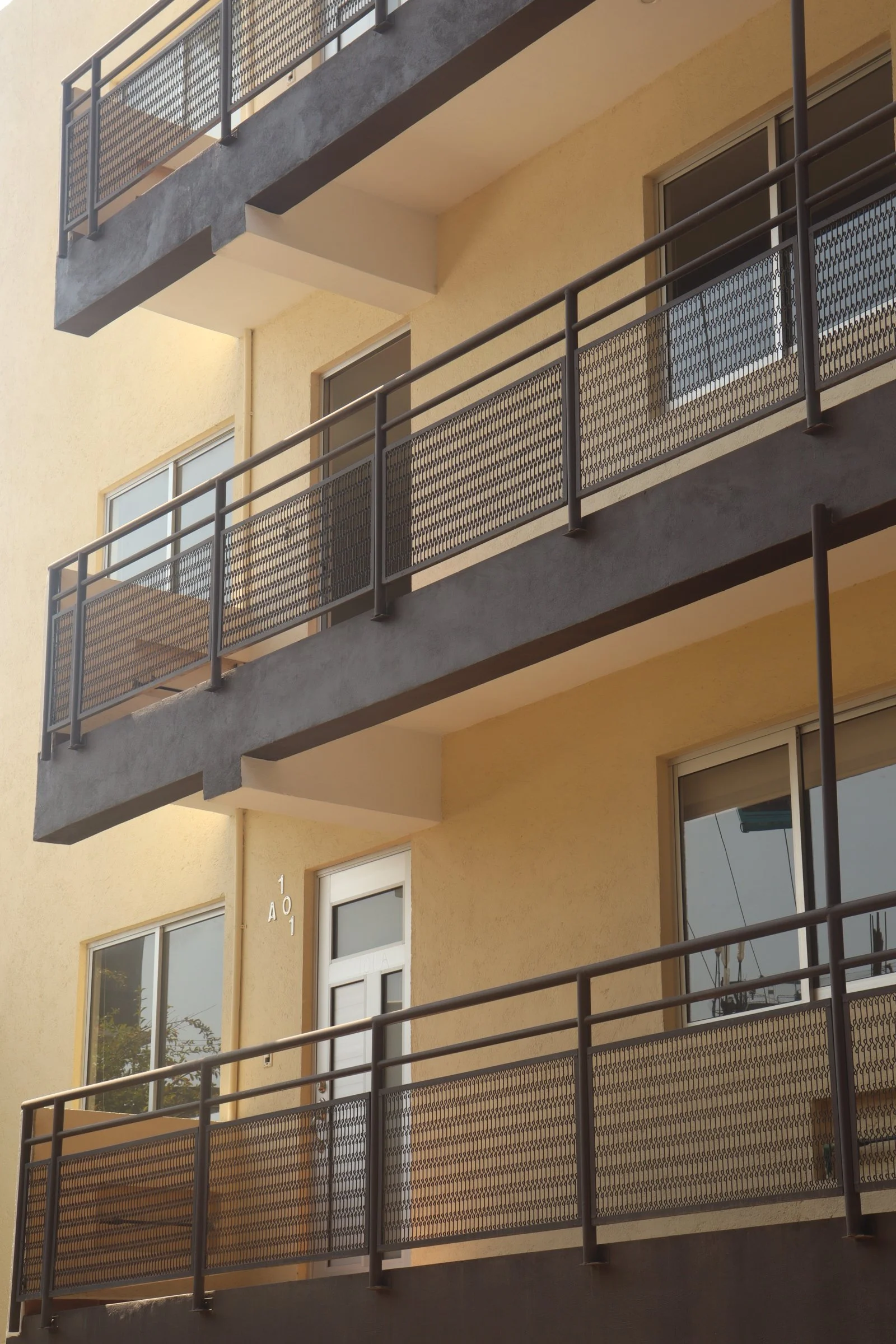 Edificio de departamentos modernos en Iztapalapa con balcones amplios y fachada contemporánea