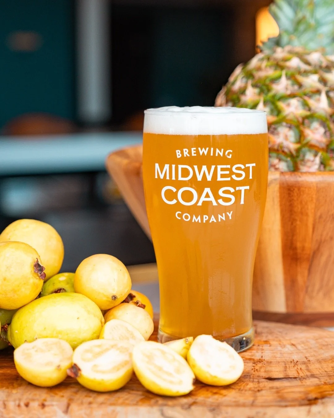 Lakeshore Luau Pineapple Guava Sour is back on draft, just in time to celebrate many more warm and sunny days ahead! ☀️

ABV: 4.2%
Style: Berliner Weisse (Kettle Sour)
Recommended Pairings:
 🚲 Lakefront bike rides
🍍 Pineapple and Taj&iacute;n
🌆 Go
