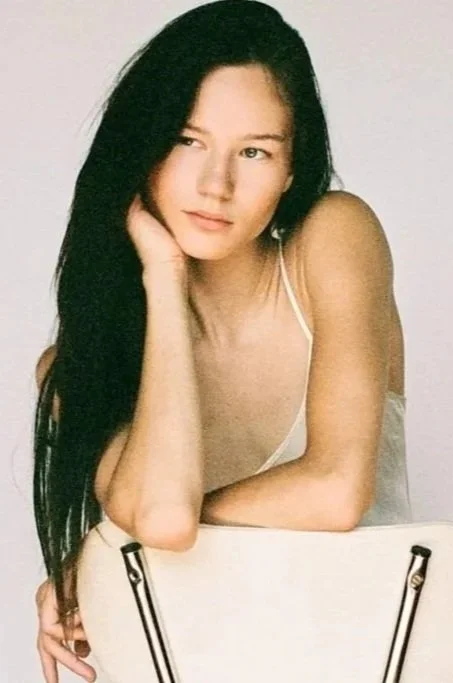 LYDIA 
Height 177.5cm / 5' 10'' 
Bust 77cm / 30½'' 
Waist 58cm / 23'' 
Hips 88cm / 34½'' 
