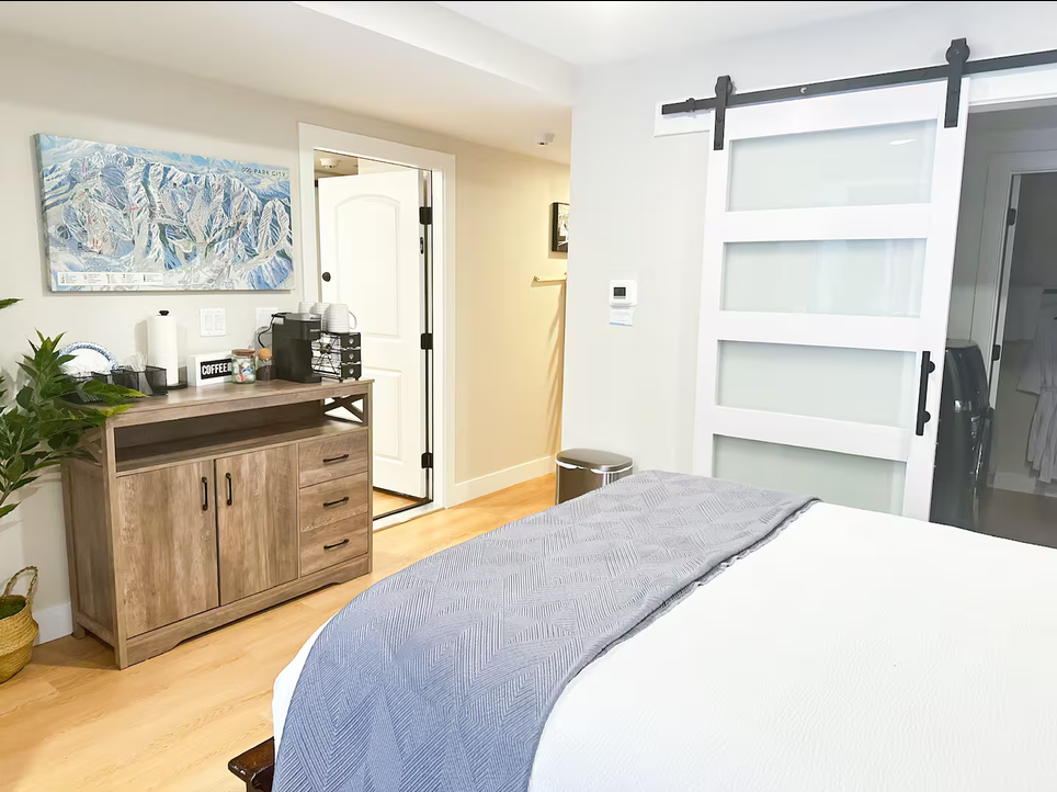 Cozy studio with queen bed and living area in Park City