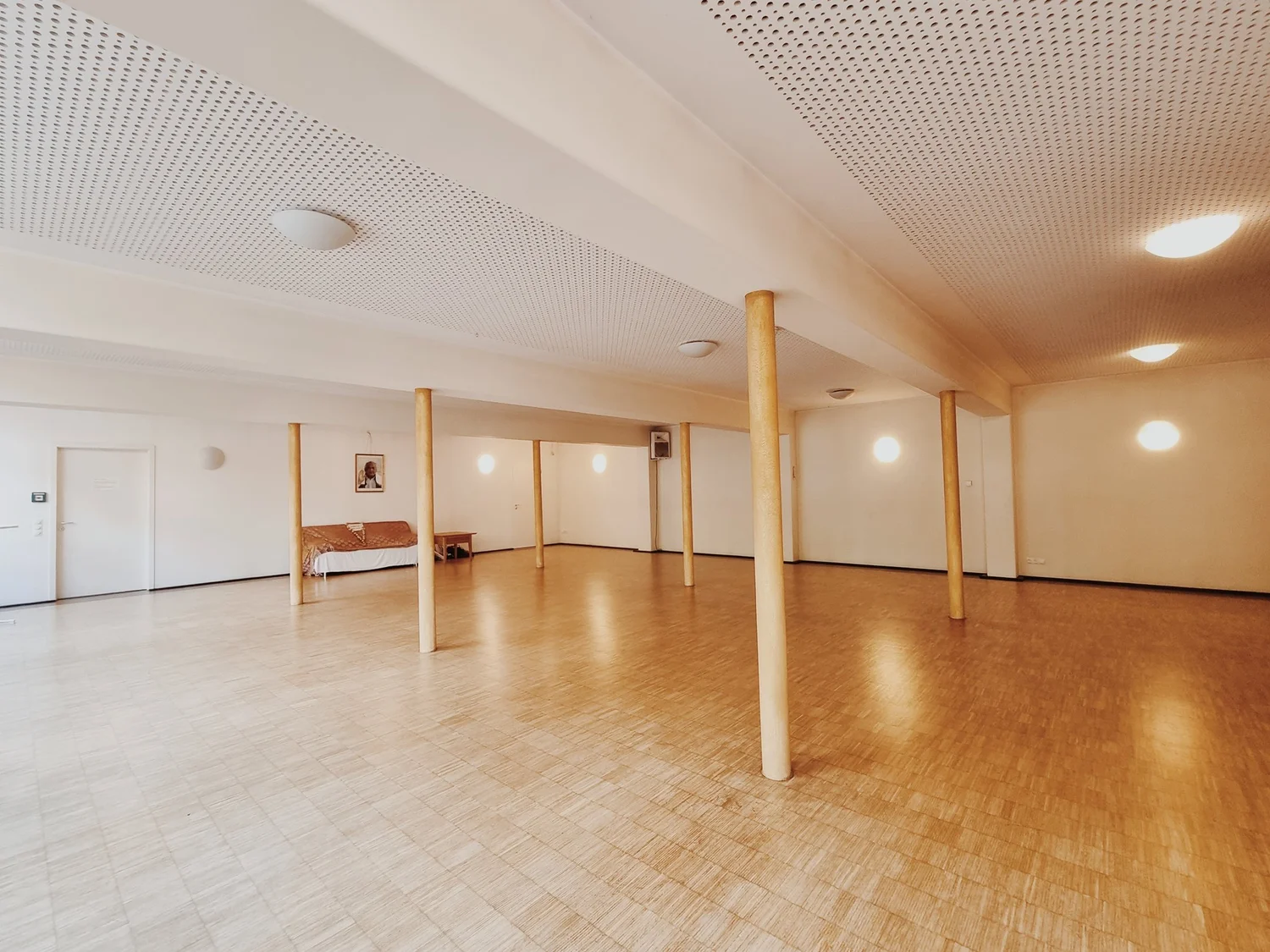 Samadhi, der stille Meditationsraum auf Hofgut Rineck, mit goldenen Säulen