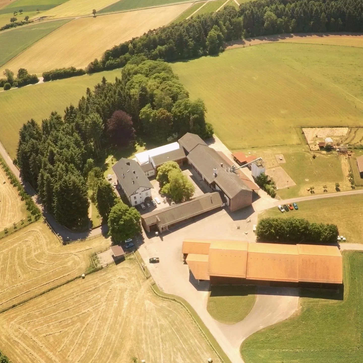 Hofgut Rineck von oben: der Vierseitenhof mit seinen vier Trakten