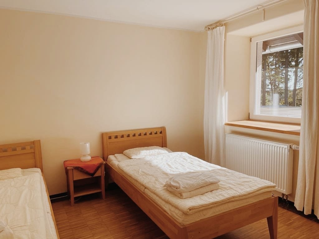 Zimmer mit Massivholzbetten und Blick ins Grüne