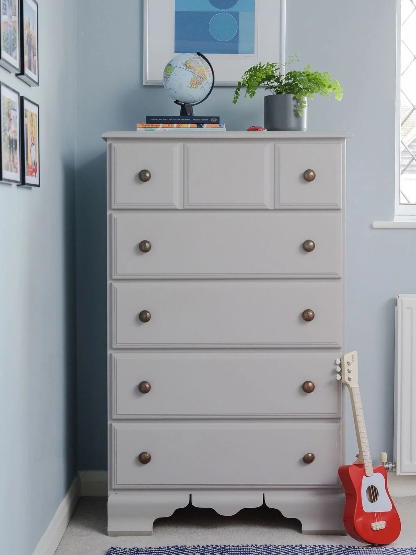 A quiet corner, thoughtfully considered.
⠀⠀⠀⠀⠀⠀⠀⠀⠀
Spaces like this are about more than how they look. They&rsquo;re about how they feel to live in day to day.
⠀⠀⠀⠀⠀⠀⠀⠀⠀
Here, soft blue tones create a calm backdrop, while contrast is introduced throu