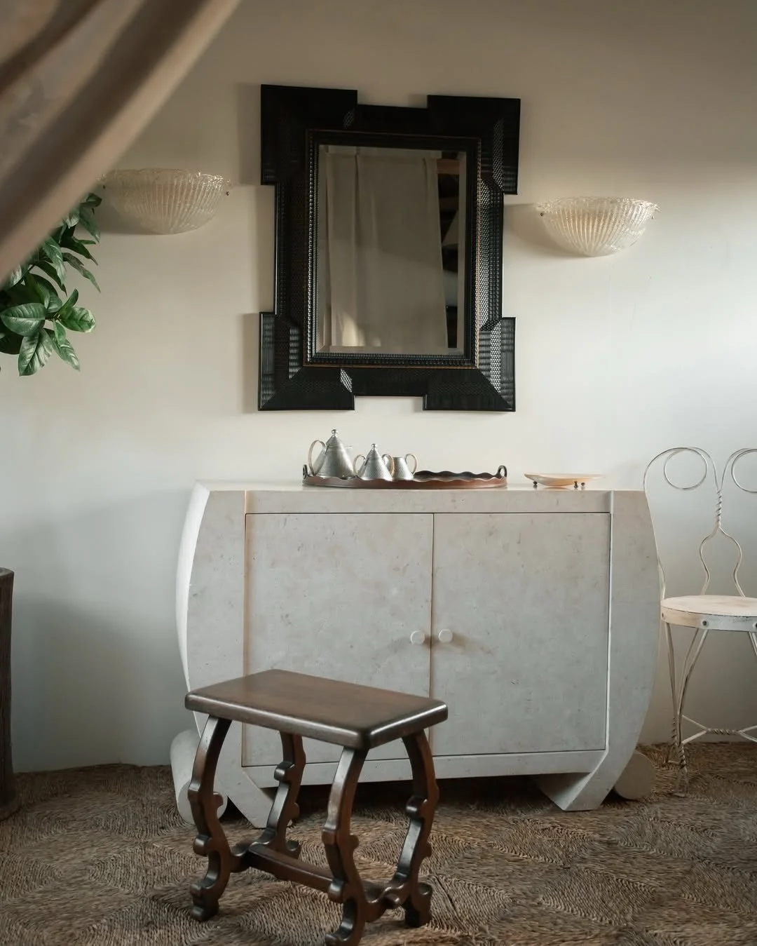 I&rsquo;m always drawn to sourcing accounts that balance simplicity, craftsmanship and character so beautifully, which is exactly why I enjoy following @maudvaughaninteriors .
⠀⠀⠀⠀⠀⠀⠀⠀⠀
Their collection blends carefully sourced vintage and mid-centur