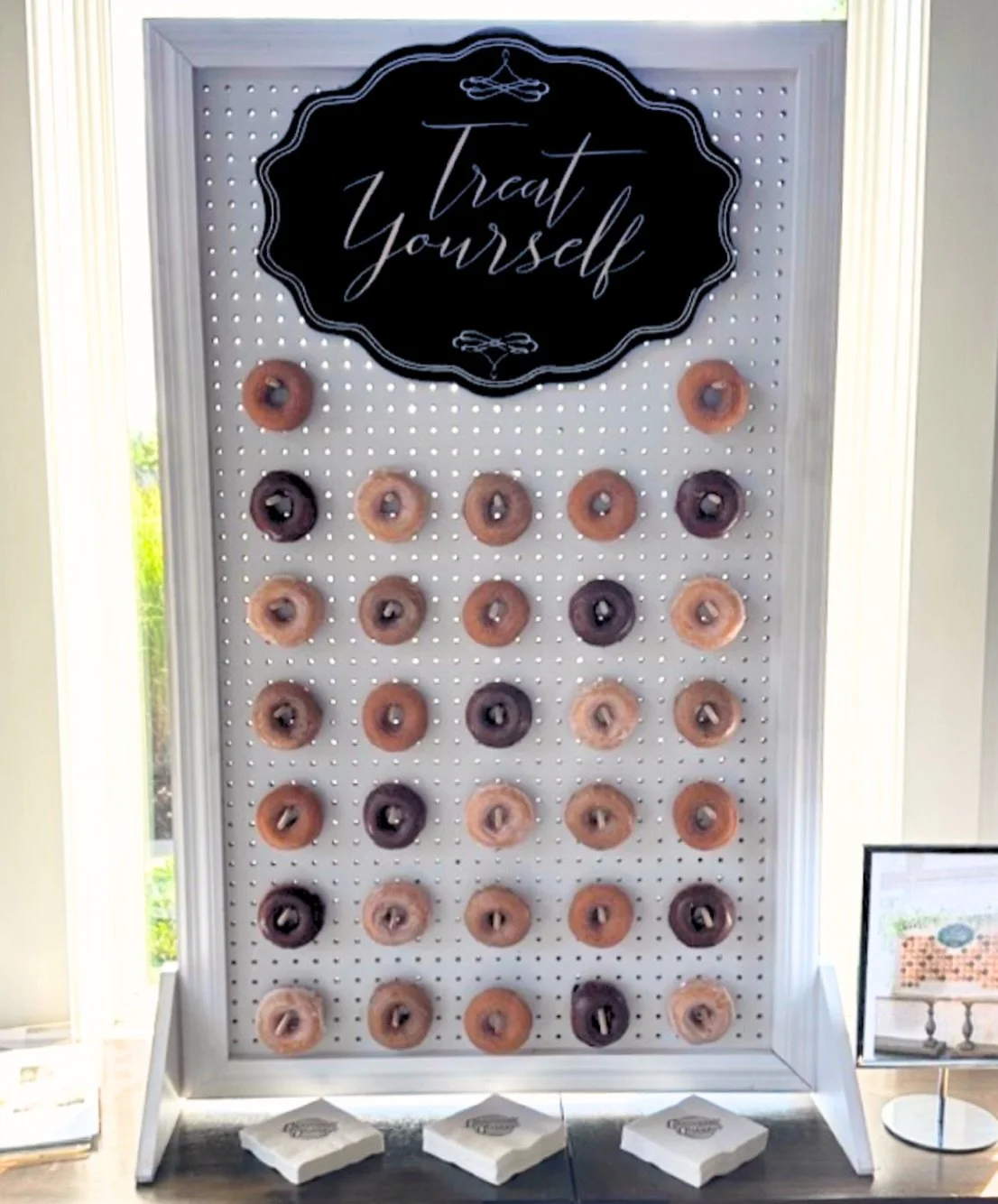 We donut mind if we do! 😉🍩 Say &ldquo;I do&rdquo; to donuts! Donut walls aren&rsquo;t just adorable, they&rsquo;re a sweet centerpiece your guests won&rsquo;t stop talking about. Perfect for weddings, showers, or any celebration that calls for a li
