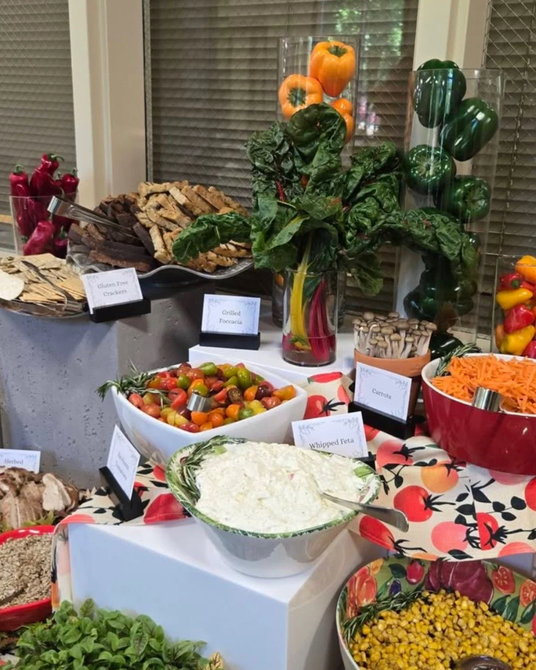 Another fun lunch provided for our friends at @ensworthschool! ✏️🍎 And a big shout out to the multi-talented Steven McLellan at @gardendelights for creating some centerpieces using vegetables. They looked like beautiful pieces of art! Looking to hav