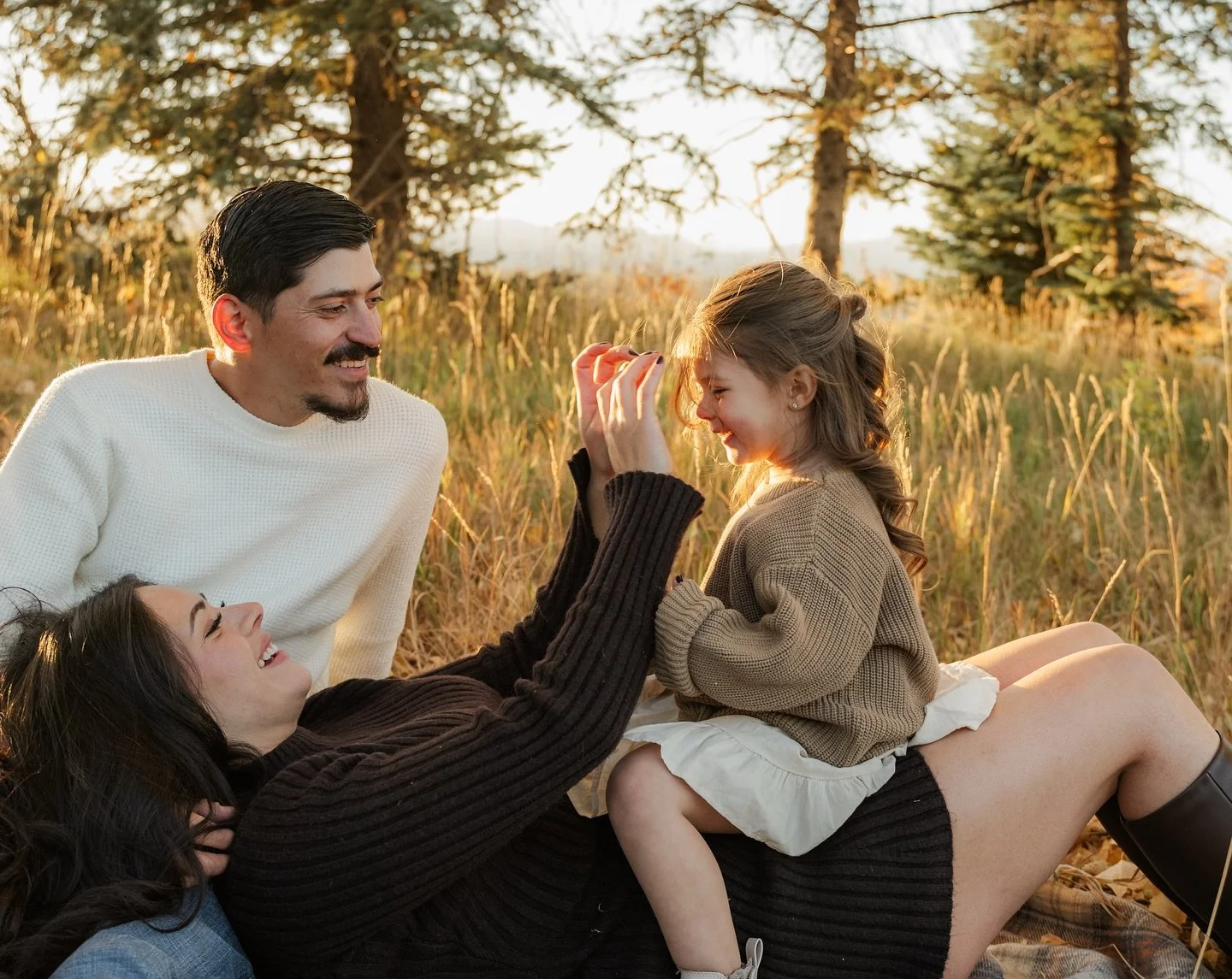 The cutest family fall shoot! 🤎🍂☕️🍁

#fallshoot #photosbymaya #coloradophotographer #familyphotos