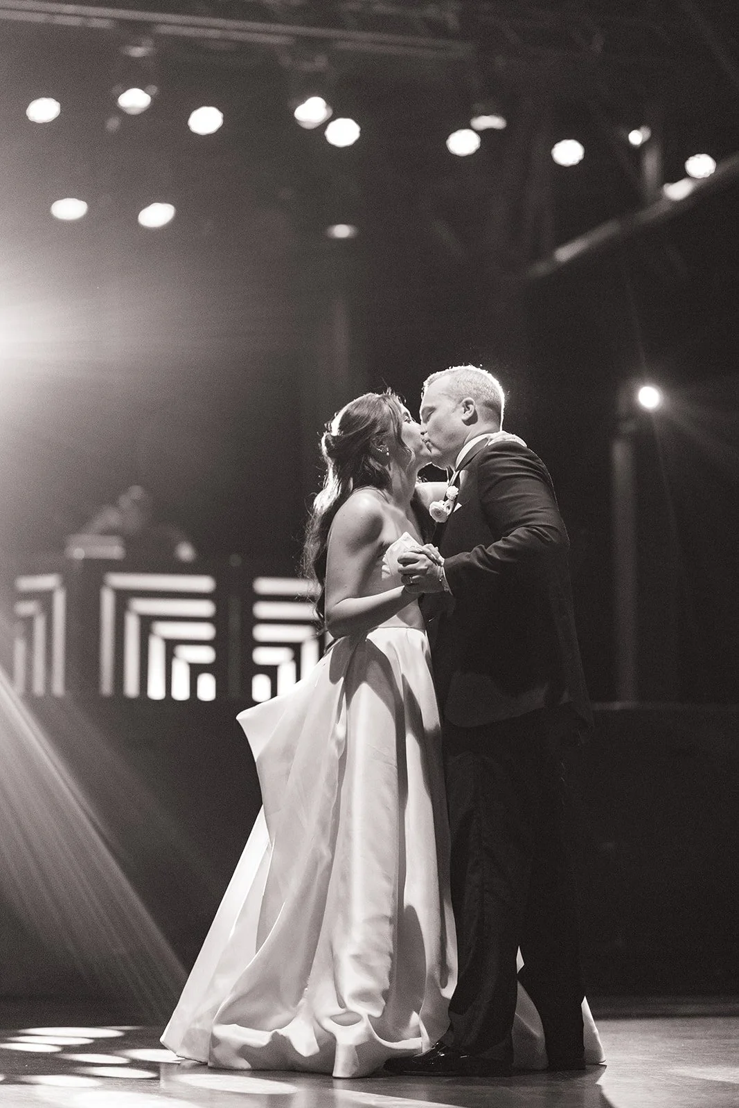 kelsey-chris-marathon-music-works-wedding-previews-nicole-kiser-imagery-93_websize.jpg