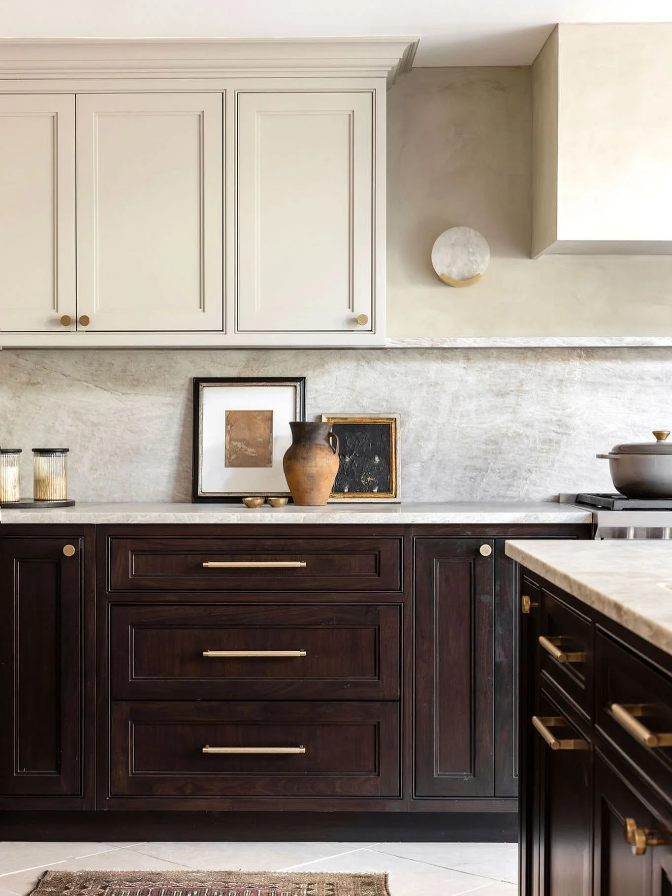 The materials we gravitate toward are rarely the loudest. Warm stone, dark wood, and aged brass bring depth, character, and a quiet luxury you can feel. The best kitchens don't chase trends; they become more beautiful with time. 

📷: @julie.leffell.