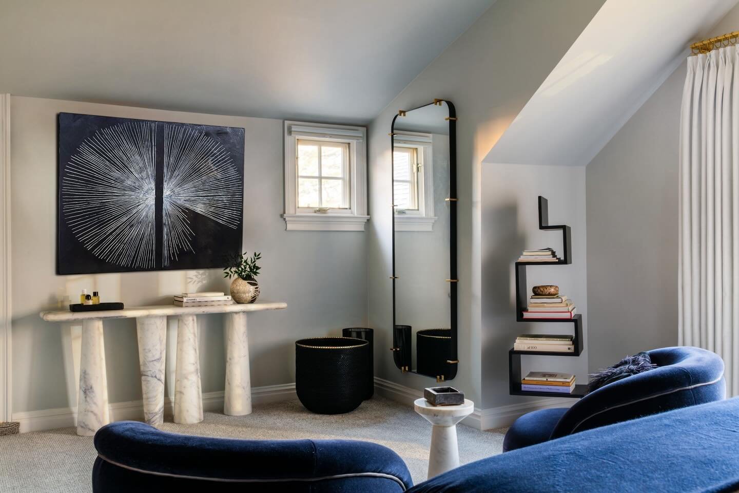 Refinement isn't about adding more. It's about revealing what matters. Thoughtful editing allows every piece to contribute without any one of them needing to shout, creating a space that feels calm, composed, and quietly luxurious. 

📷: @haganhinsha