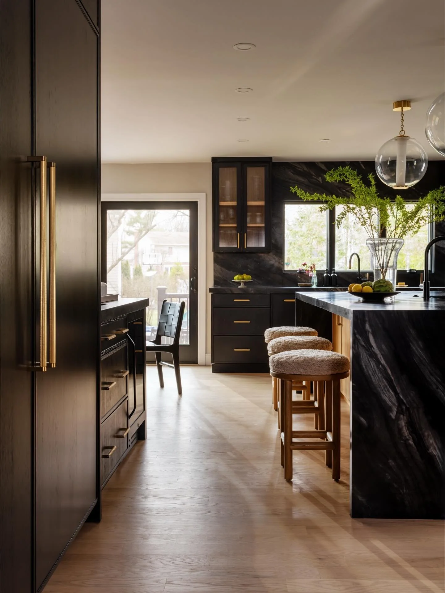Drama doesn't come from doing more. It comes from commitment. Blackened oak and richly veined stone give this hardworking space standout character, while white oak, reeded details and brass bring balance and warmth&mdash;all working together to eleva
