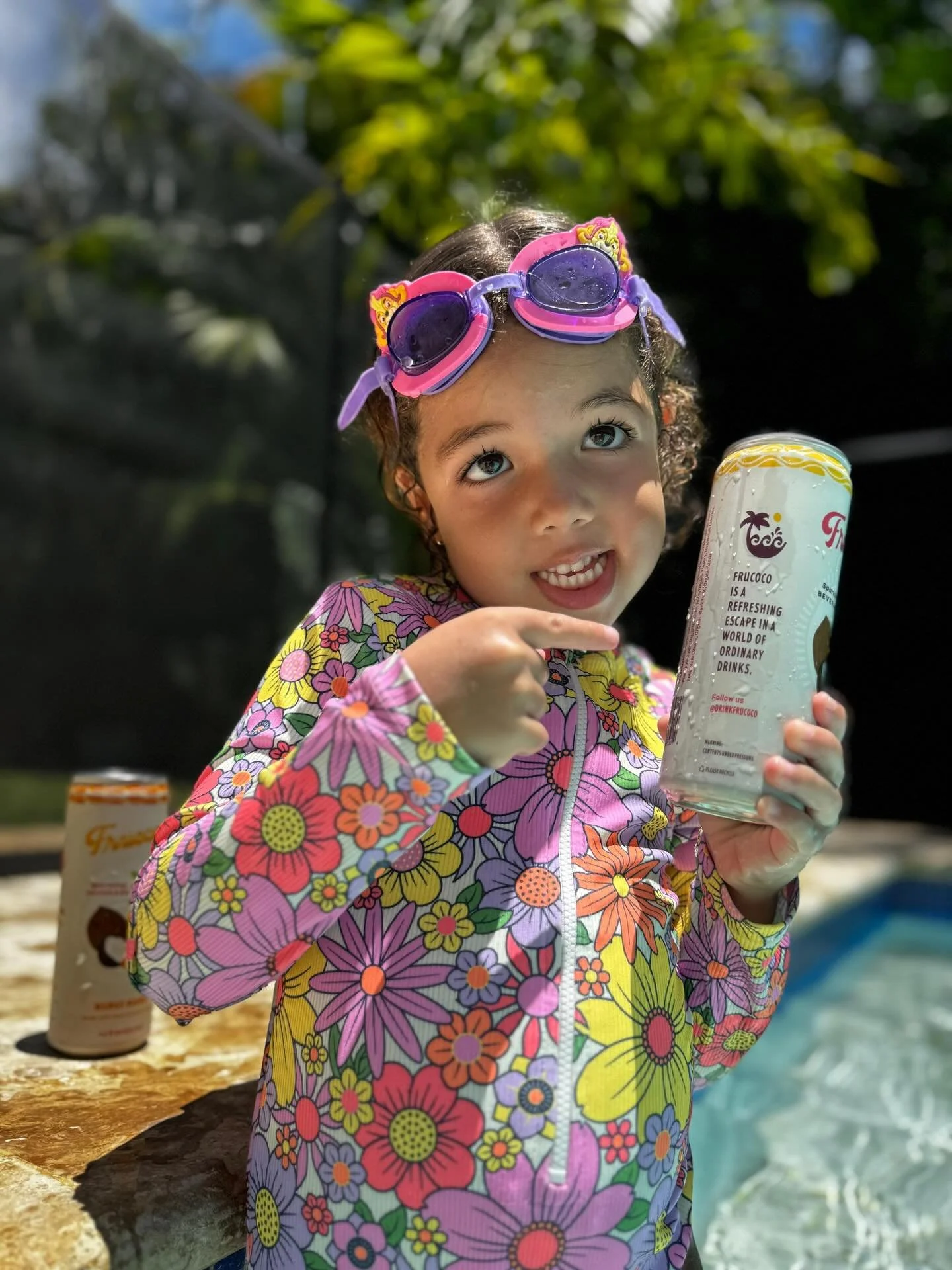 Tiny hands, tropical plans 😎💦
@drinkfrucoco is the official drink of sunshine lovers 🌴✨