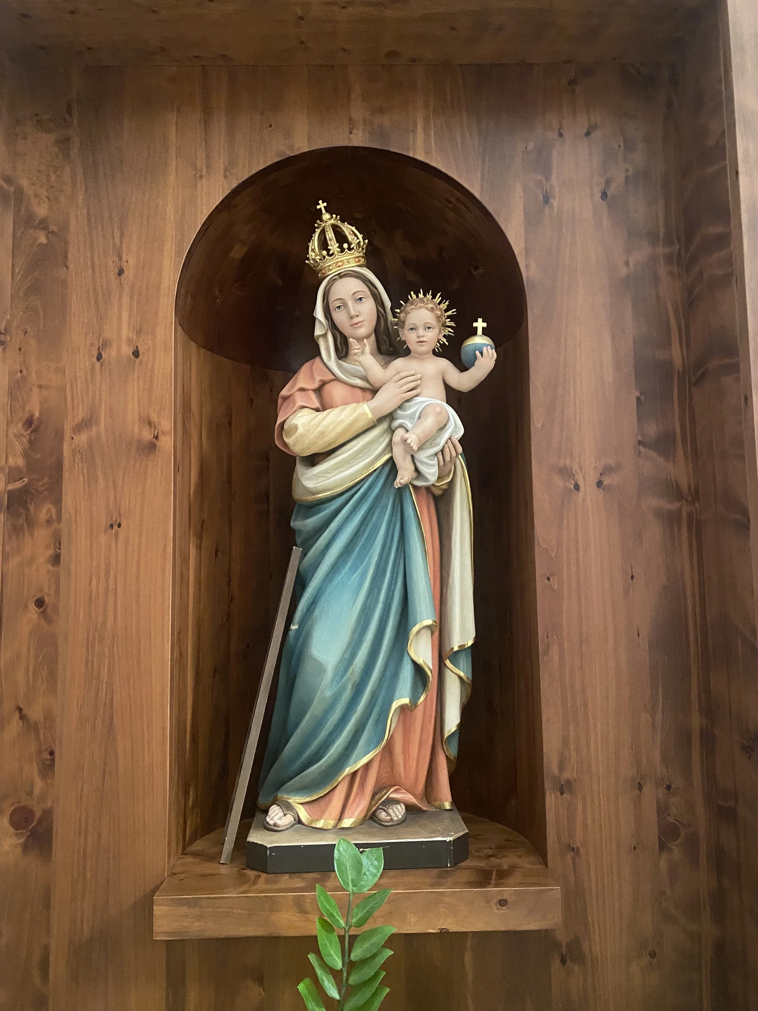 An image of the Madonna holding baby Jesus.