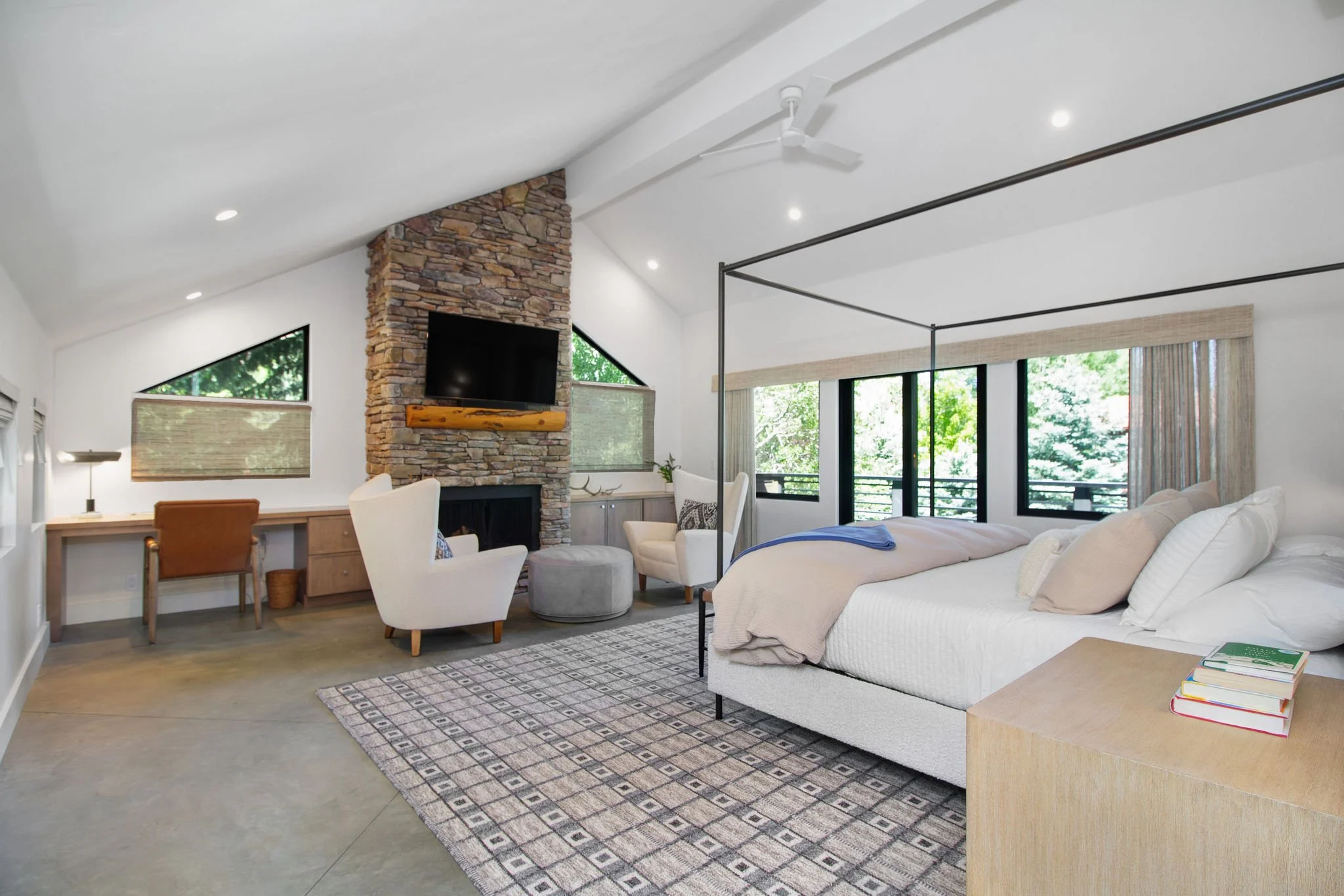 This suite was completely reimagined to create a peaceful sanctuary within the home. Custom cabinetry, updated finishes, and expansive windows maximize both functionality and comfort while maintaining a strong connection to the outdoors.

A private p