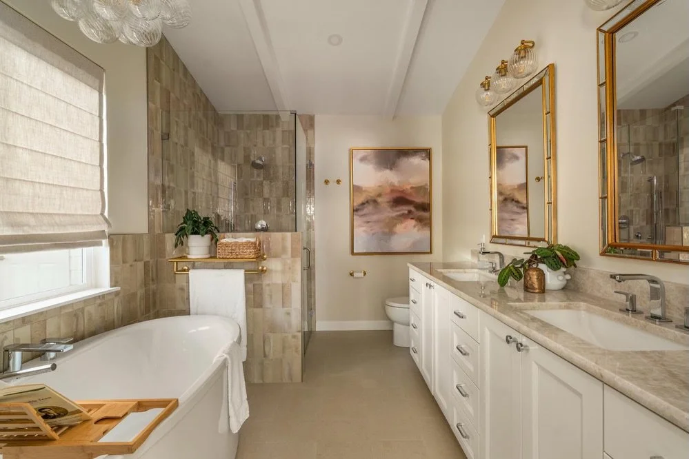 Golden hour is every hour in this bathroom ✨🛁

 #bathroominspiration #bathroomgoals #bathroomdesign
