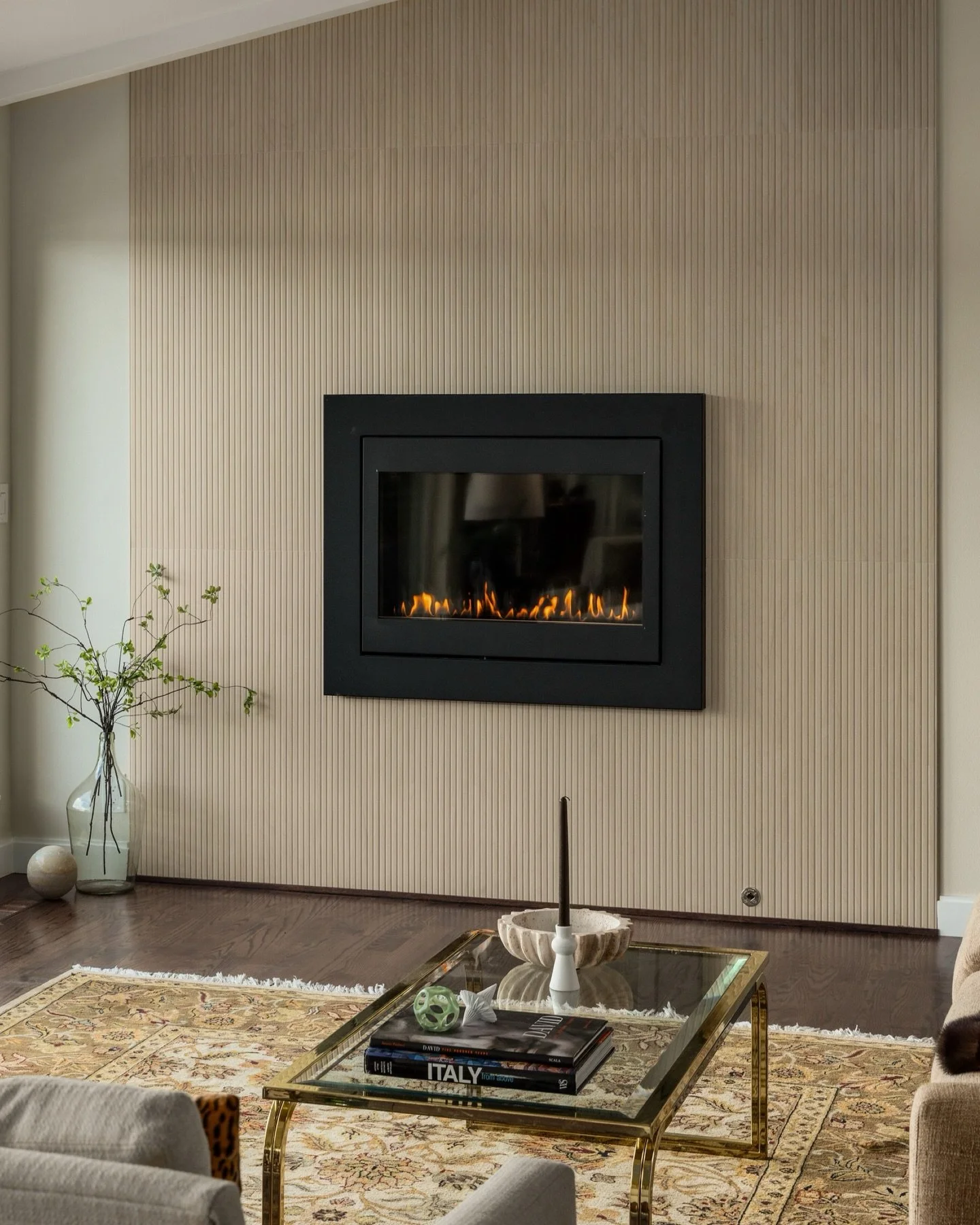 Letting light fill the home ☀️ By removing the two-story fireplace that once separated the living room and kitchen, we reimagined the layout, giving the fireplace a new home and the kitchen the light it was missing. Now this Gig Harbor home feels lig