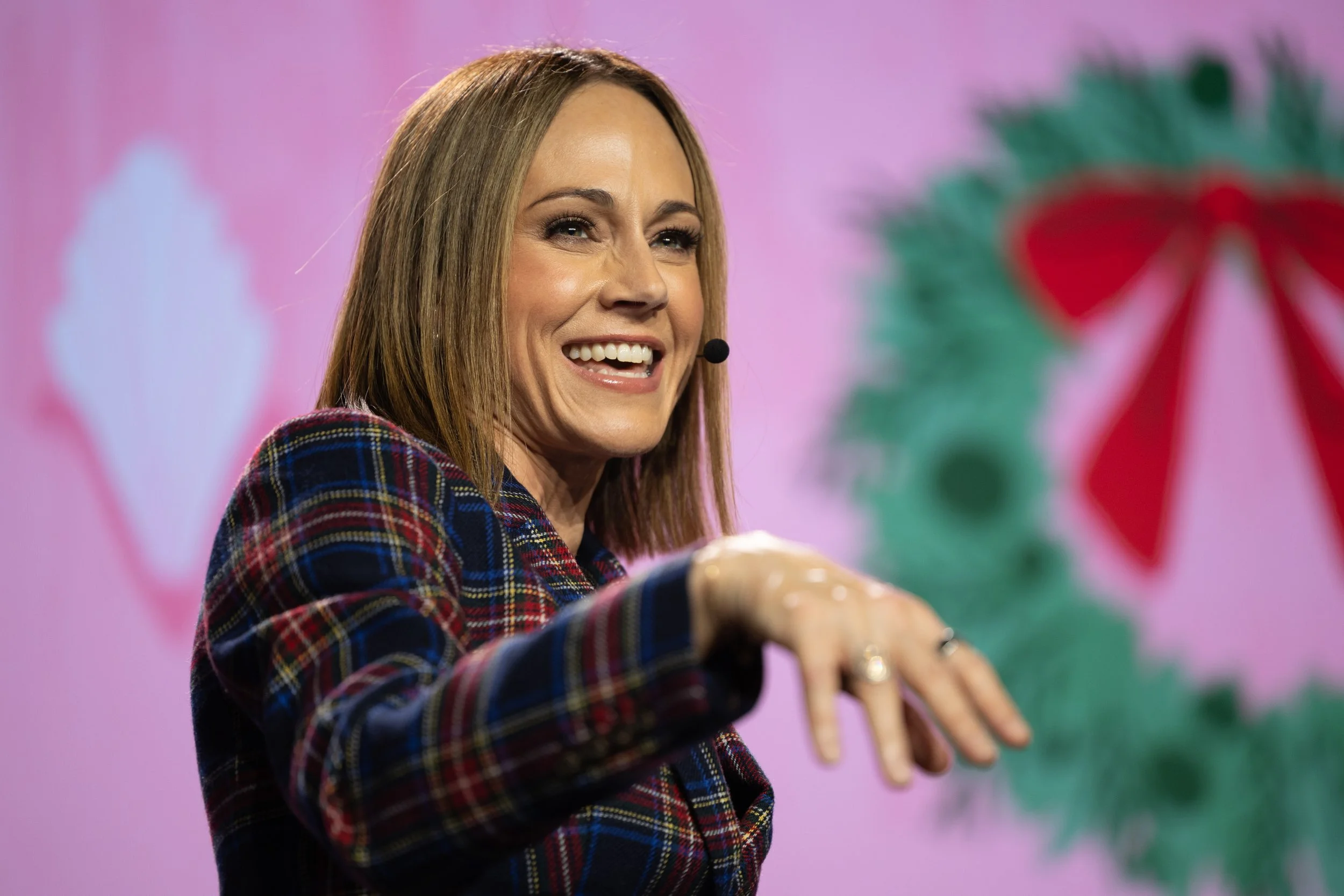 INTERVIEW: Behind the Scenes with Nikki DeLoach: Hallmark Stars Live Honors Its Dedicated Fans