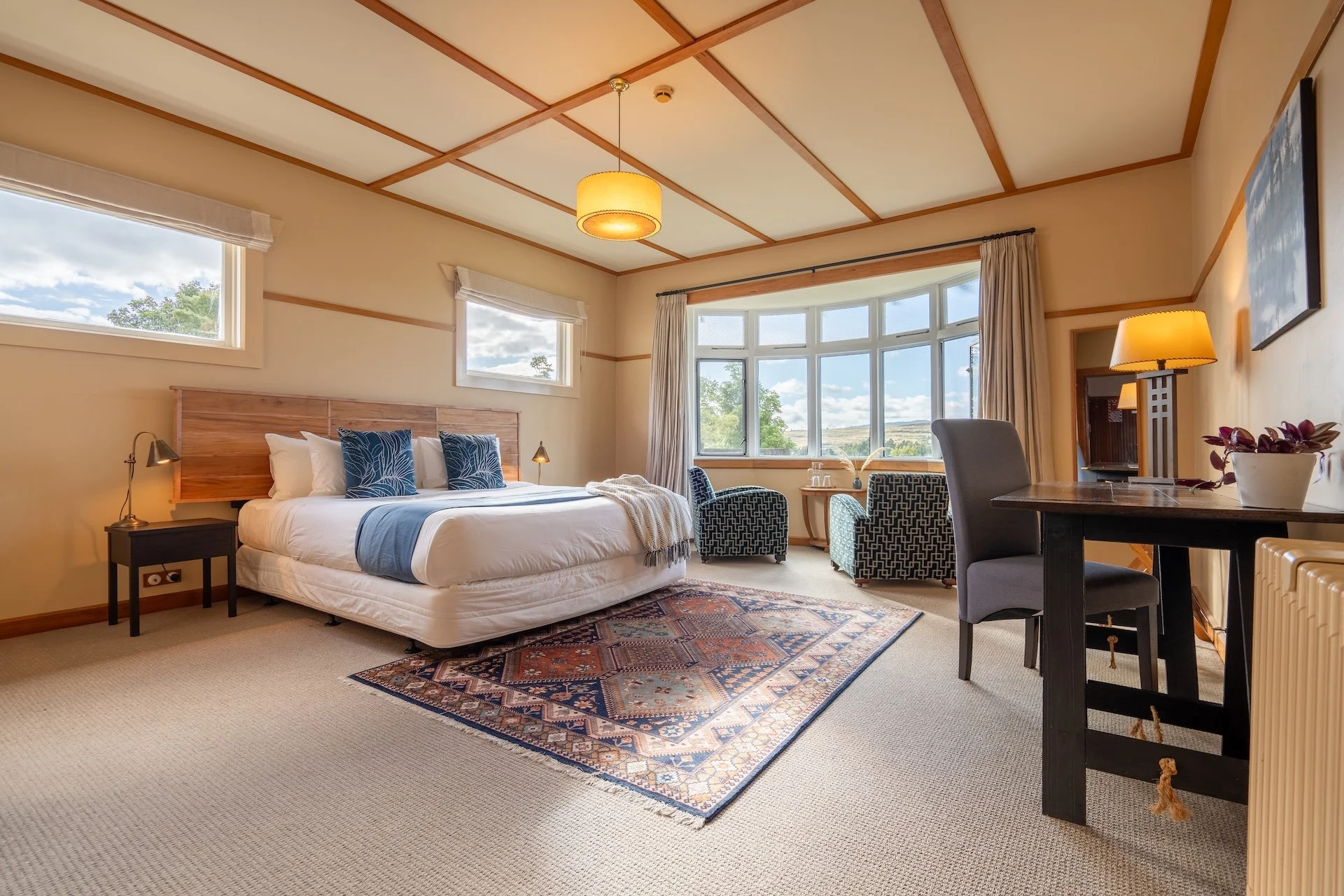 LBEL Lake View Room-sml.jpg