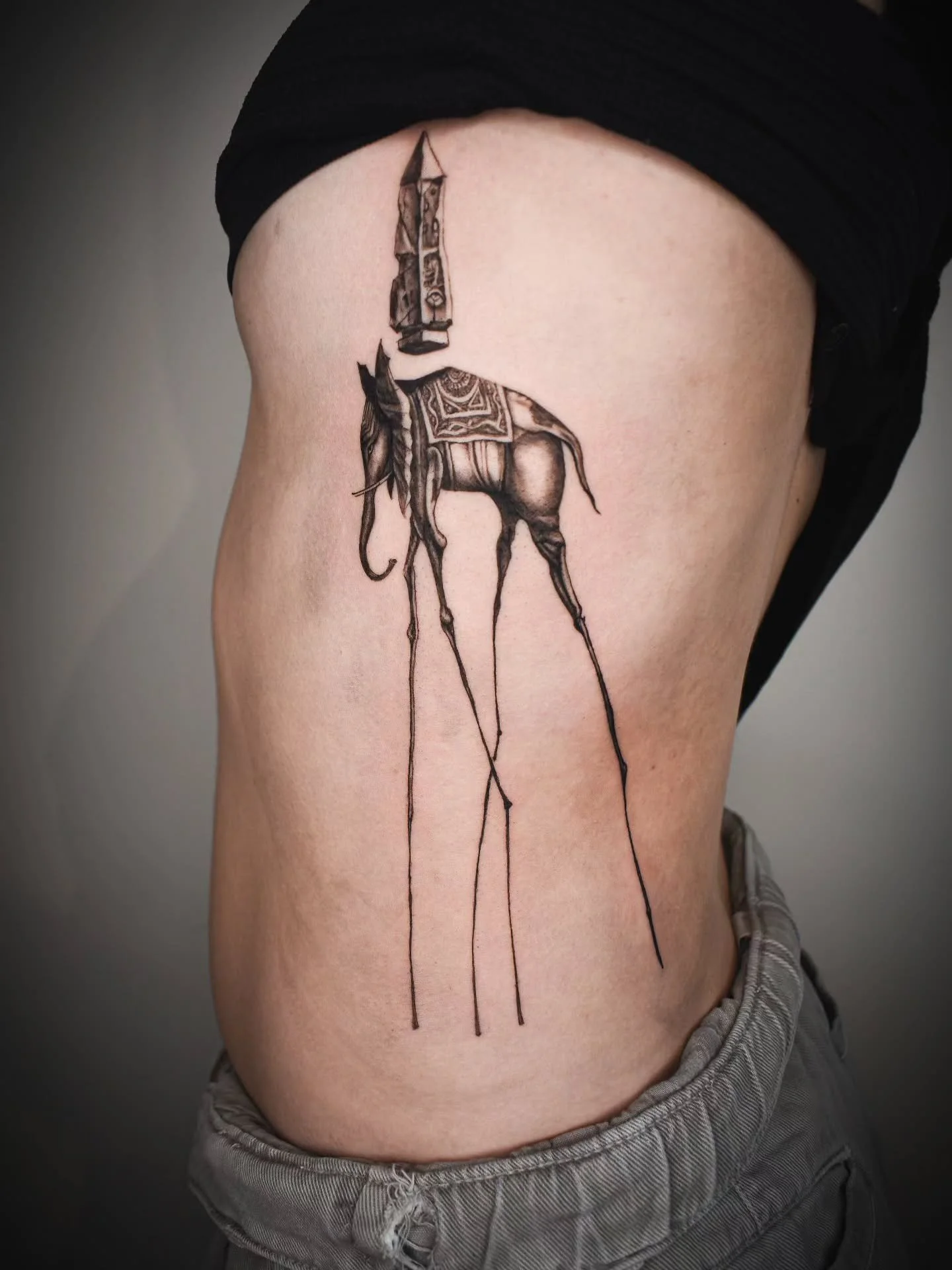 🎠🖤 Quand le rêve prend forme sur la peau...
Et si la nature onirique devenait tatouage?
🐘✨ Inspiré des éléphants surréalistes de Salvador Dalí — un artiste qui habite mon imaginaire depuis l’en
