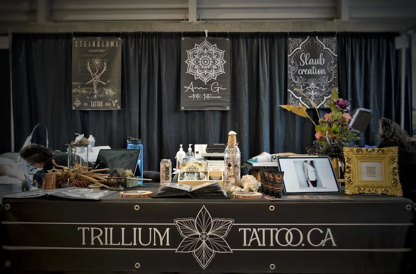 #quebectattooshow #laurentidestattooartist Magnifique week end avec mes chères collègues! Trillium tattoo on the road😎☀️