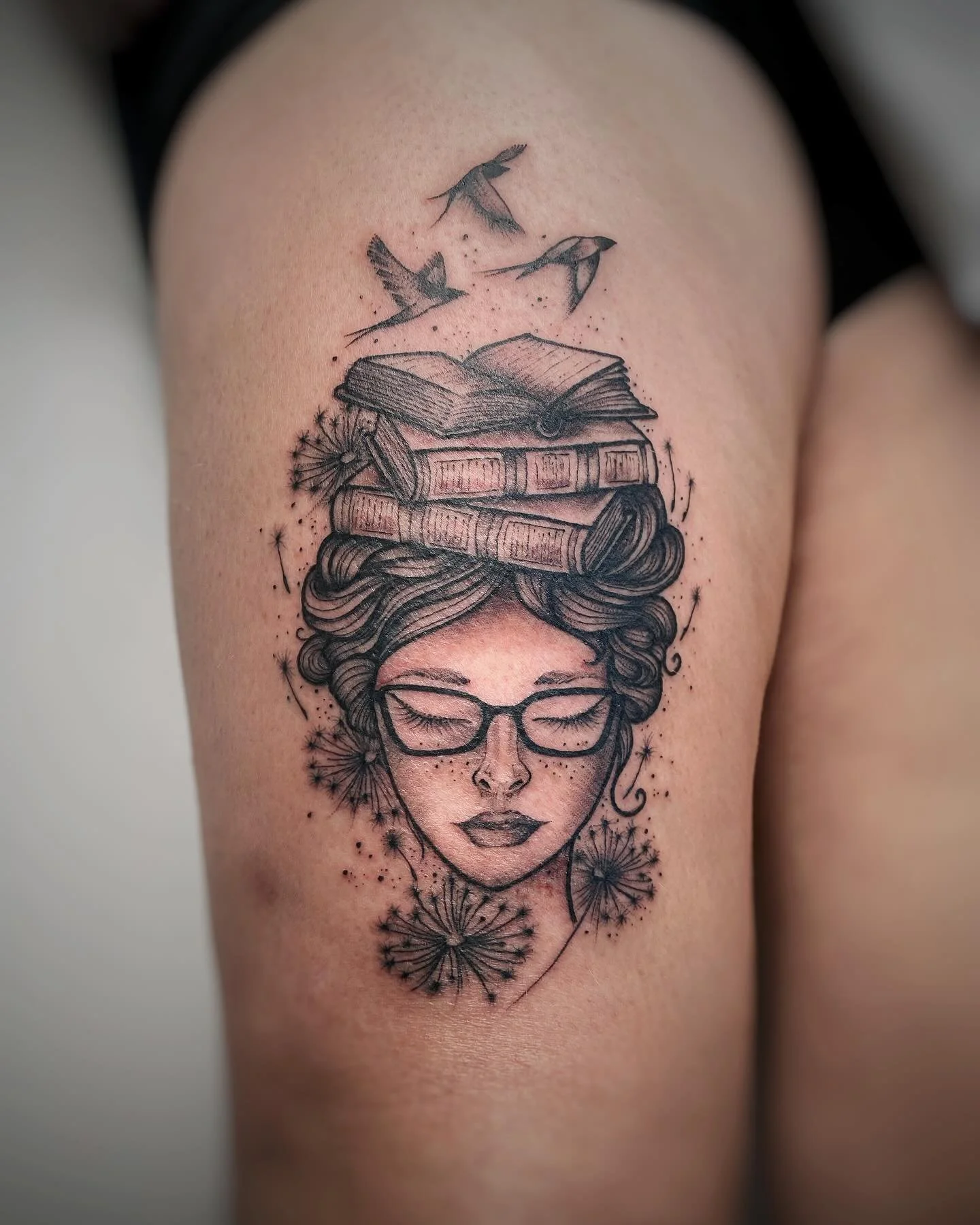 #flowertattoos #birdtattoos #booktattoo La lecture éveille l’imagination, merci à ma cliente 🙏