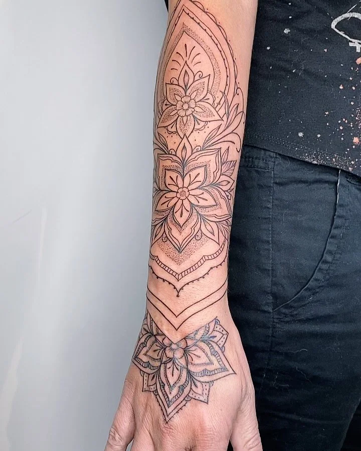 #mandalatattoo #flowertattoo #montrealtattoo #laurentidestattoo #finelinetattoos #dotworktattoos #dotworkmandala Un énorme merci à ma cliente pour cette magnifique journée! Un projet et un moment comme je les aiment.