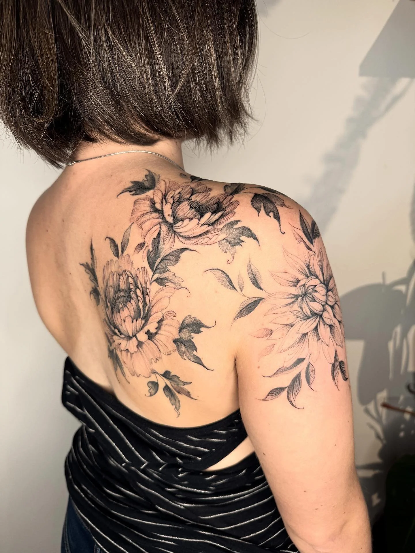 Un gros merci
#paristattoos #paristattoo #tatouageparis #paristattooshop #tattoomontreal #tattoomtl #montrealtattooartist #75tattoo #mtltattoos #finelinestattoo #fleurstattoo #flowerstattoo #fleurstatouage #pivoinetattoo