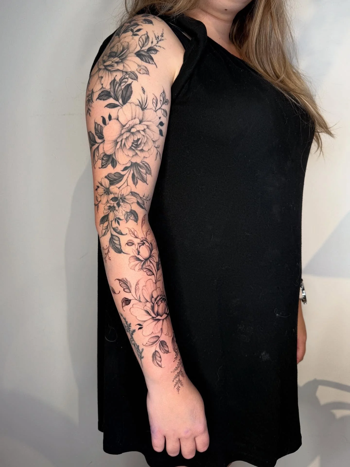 Un &eacute;norme merci de m&rsquo;avoir fait confiance pour l&rsquo;int&eacute;gralit&eacute; du bras.

#paristattoos #paristattoo #tatouageparis #paristattooshop #tattoomontreal #tattoomtl #montrealtattooartist #75tattoo #mtltattoos #finelinestattoo