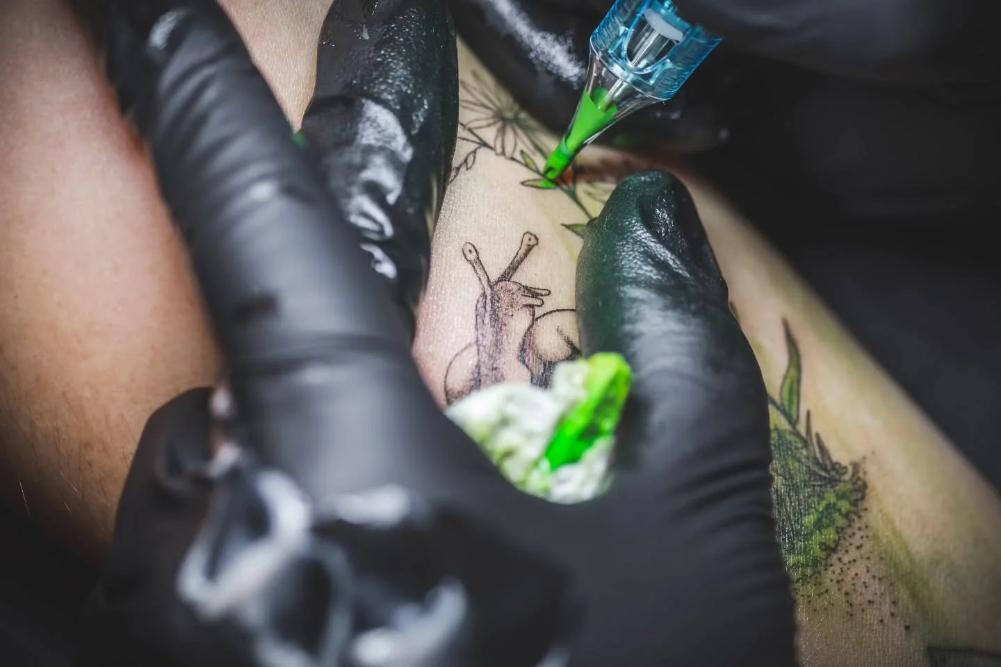 Un &eacute;norme merci @capteur.sauvage d'avoir pris des photos magnifiques pendant le @tattoo_rendez_vous @villesaintjeansurrichelieu  pendant que je faisais avec plaisirs et fun ce petit escargot plein de belles couleurs!
#NatureTattoo #tattoonatur